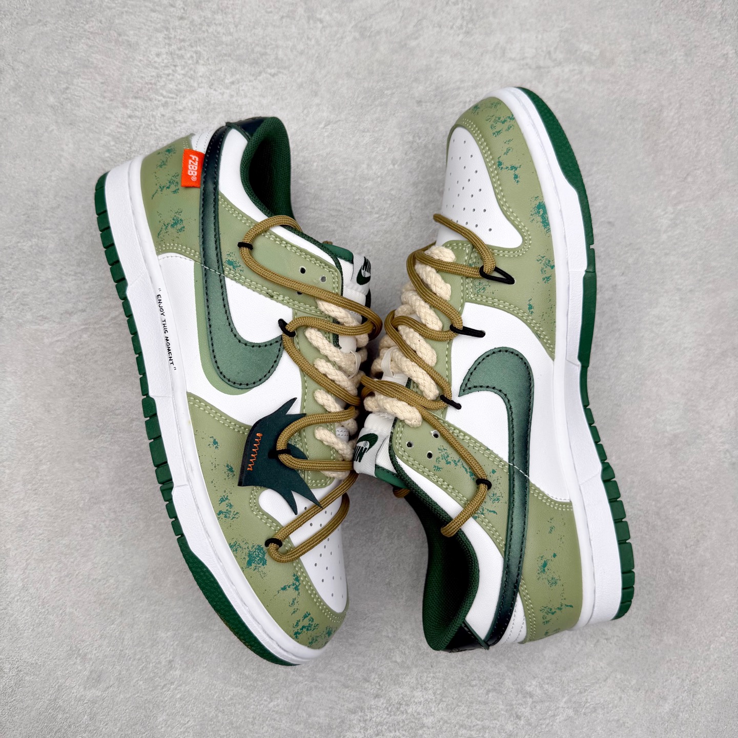 图片[3]-NK Dunk Low DD1391-100 定制系列天花板 无原鞋不开发 全系列得物原鞋一比一校对开发 配色持续更新中 终端对接 优势输出 全套原厂楦头原纸板数据档案倾力打造 原汁原味莞产 极致还原 圈内最强针车工艺 高端零售指定版 广东原厂配套原盒原标 鞋盒分三个尺码段 原厂冲刀 超高清洁度 全鞋零毛边皮料切割 采用原厂百宏鞋带以及原厂百宏织唛舌标 内标可供原厂几率过验 进口原装条纹中底布 四线拉帮白色点胶 原厂拉帮手法遵循公司 原厂电绣 极致还原 尺码：36 36.5 37.5 38 38.5 39 40 40.5 41 42 42.5 43 44 44.5 45 46-选品中心