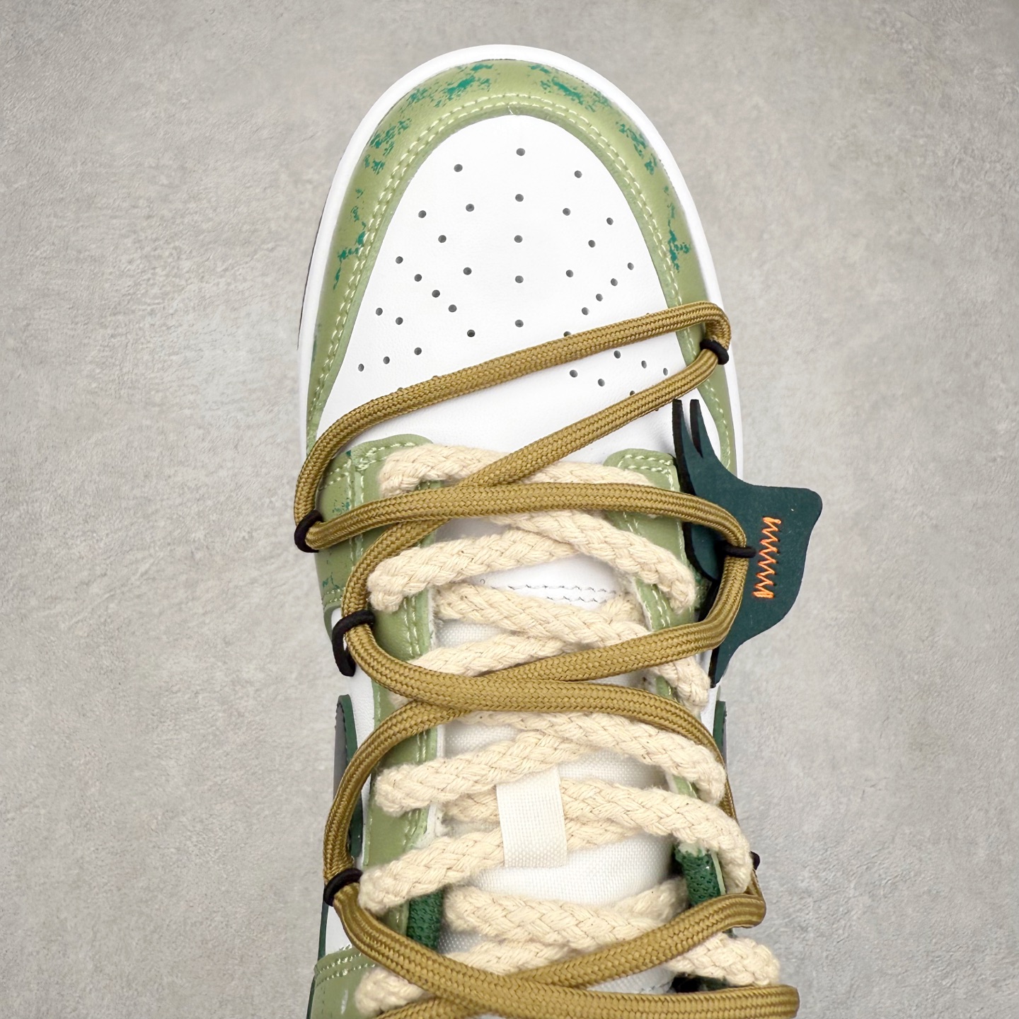 图片[4]-NK Dunk Low DD1391-100 定制系列天花板 无原鞋不开发 全系列得物原鞋一比一校对开发 配色持续更新中 终端对接 优势输出 全套原厂楦头原纸板数据档案倾力打造 原汁原味莞产 极致还原 圈内最强针车工艺 高端零售指定版 广东原厂配套原盒原标 鞋盒分三个尺码段 原厂冲刀 超高清洁度 全鞋零毛边皮料切割 采用原厂百宏鞋带以及原厂百宏织唛舌标 内标可供原厂几率过验 进口原装条纹中底布 四线拉帮白色点胶 原厂拉帮手法遵循公司 原厂电绣 极致还原 尺码：36 36.5 37.5 38 38.5 39 40 40.5 41 42 42.5 43 44 44.5 45 46-选品中心