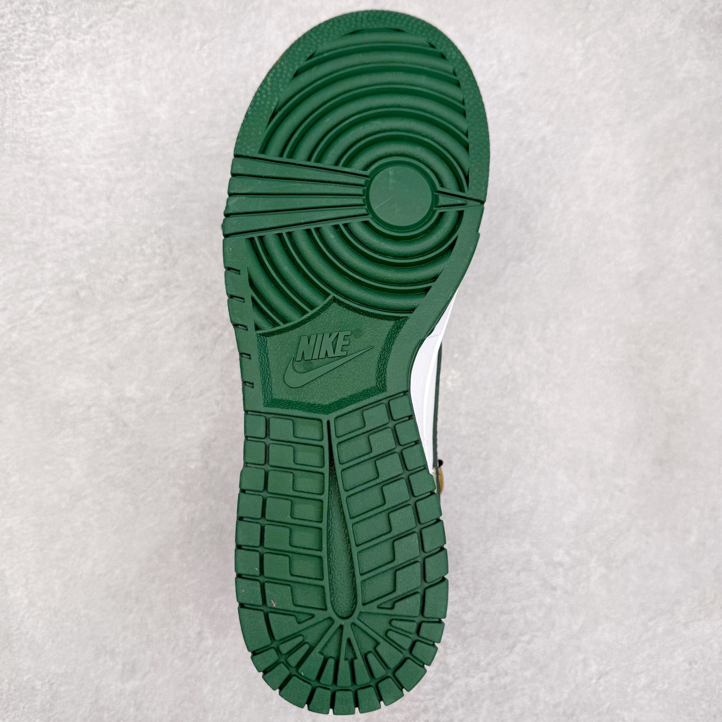 图片[9]-NK Dunk Low DD1391-100 定制系列天花板 无原鞋不开发 全系列得物原鞋一比一校对开发 配色持续更新中 终端对接 优势输出 全套原厂楦头原纸板数据档案倾力打造 原汁原味莞产 极致还原 圈内最强针车工艺 高端零售指定版 广东原厂配套原盒原标 鞋盒分三个尺码段 原厂冲刀 超高清洁度 全鞋零毛边皮料切割 采用原厂百宏鞋带以及原厂百宏织唛舌标 内标可供原厂几率过验 进口原装条纹中底布 四线拉帮白色点胶 原厂拉帮手法遵循公司 原厂电绣 极致还原 尺码：36 36.5 37.5 38 38.5 39 40 40.5 41 42 42.5 43 44 44.5 45 46-选品中心