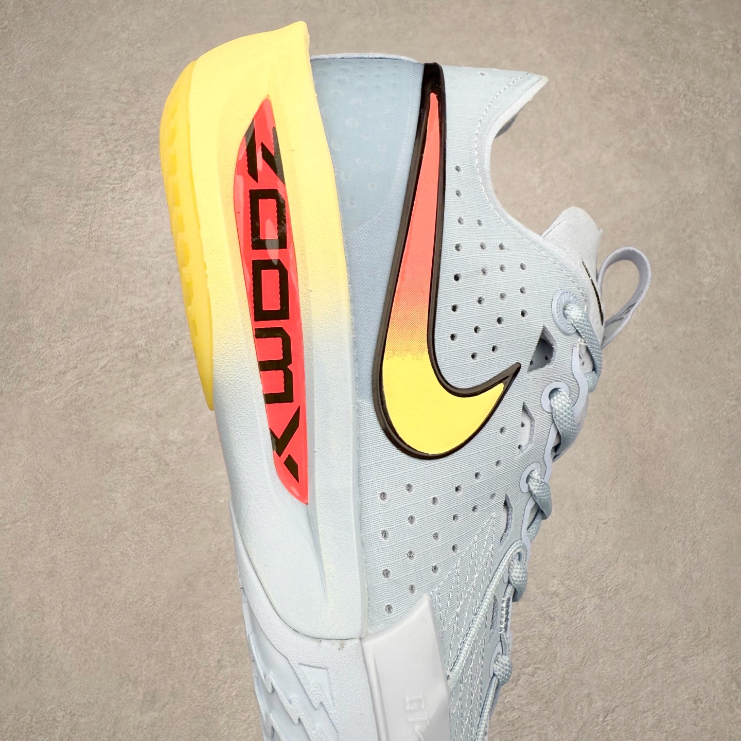 图片[6]-NK G.T. Cut 3.0 EP GT3代实战篮球鞋 DV2918-601 该鞋款采用出众回弹设计 为切入、转向和移步篮筐提供出色的能量回馈 回弹性能带来弹力充沛的迈步体验 助你爆发疾速 全掌型 ZoomX 泡绵 缔造弹力出众的轻盈迈步体验 助你在比赛升温时能够急速快攻 驰骋全场 鞋面绳线与鞋带相结合 有助稳固前足 后跟搭配加垫鞋口 为脚踝营造舒适稳固感受 全掌型 ZoomX 泡绵 能够带来出众的能量回馈 前足外侧采用精巧塑料覆面 在瞬间爆发时提供稳固脚感 尺码：39 40 40.5 41 42 42.5 43 44 44.5 45 46-选品中心