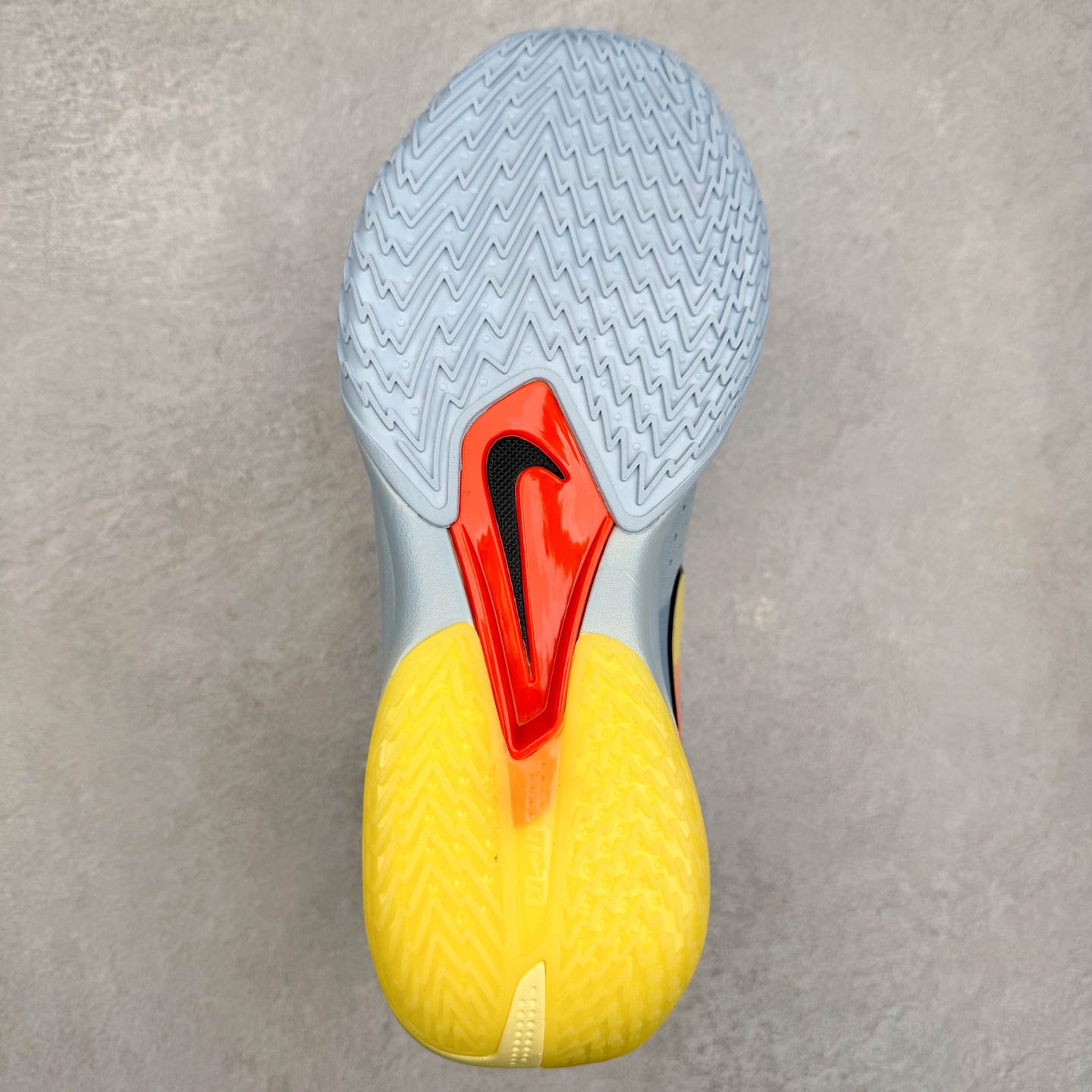 图片[9]-NK G.T. Cut 3.0 EP GT3代实战篮球鞋 DV2918-601 该鞋款采用出众回弹设计 为切入、转向和移步篮筐提供出色的能量回馈 回弹性能带来弹力充沛的迈步体验 助你爆发疾速 全掌型 ZoomX 泡绵 缔造弹力出众的轻盈迈步体验 助你在比赛升温时能够急速快攻 驰骋全场 鞋面绳线与鞋带相结合 有助稳固前足 后跟搭配加垫鞋口 为脚踝营造舒适稳固感受 全掌型 ZoomX 泡绵 能够带来出众的能量回馈 前足外侧采用精巧塑料覆面 在瞬间爆发时提供稳固脚感 尺码：39 40 40.5 41 42 42.5 43 44 44.5 45 46-选品中心