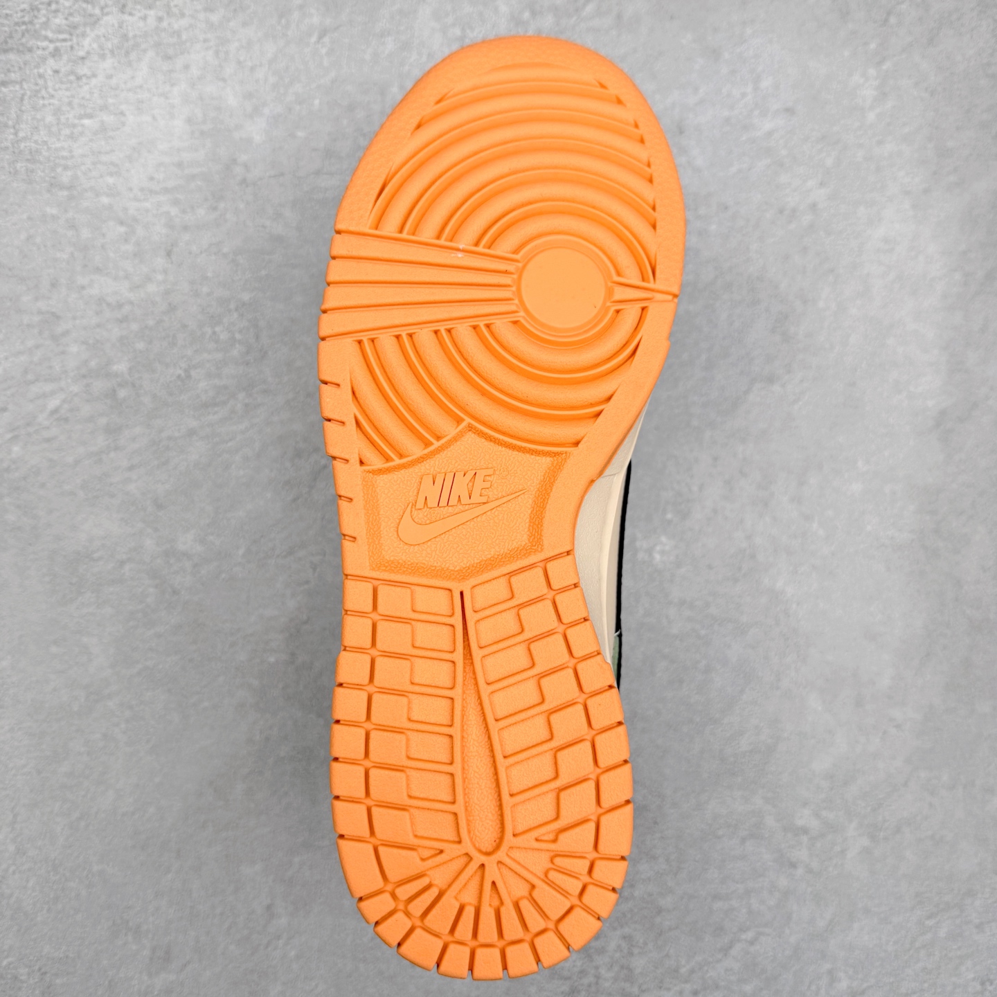 图片[9]-＃纯原福利 NK Dunk Low 定制配色 大厂出品 极力推荐 原装头层材料 独家版型蒸餾加工帶來的是更好的视觉和脚感体验大厂纯原品质出货 清洁度 电绣工艺 皮料切割干净无任何毛边 细节完美 尺码：36 36.5 37.5 38 38.5 39 40 40.5 41 42 42.5 43 44 44.5 45-选品中心