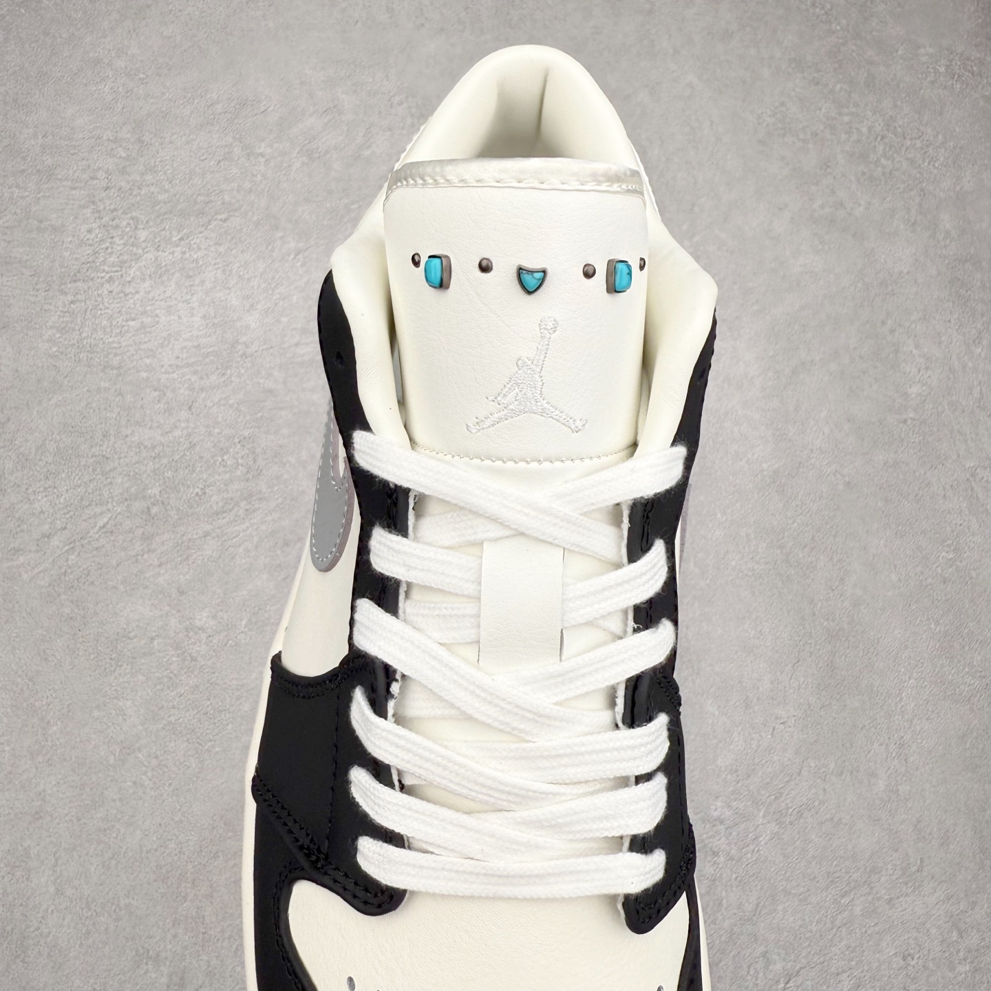 图片[5]-＃DT纯原 Air Jordan AJ1 Low 低帮 IO2242-01 终端优势供应 市面中低帮最具代表性版本没有之一 口碑大厂出品 品控大底版型不断改良更新 全套原纸板楦头开发 确保原汁原味 完美呈现版型 完美零毛边处理 原厂内置全掌气垫 价格定位良心 平台专用代工流水线出品 一眼公司既视感 拿到手的一瞬间就与众不同 碾压市面所有版本 全部原鞋开发 每一个配色都会采购原鞋确认细节 打破市面看图做货无好货之说 尺码：35.5 36 36.5 37.5 38 38.5 39 40 40.5 41 42 42.5 43 44 44.5 45 46-选品中心