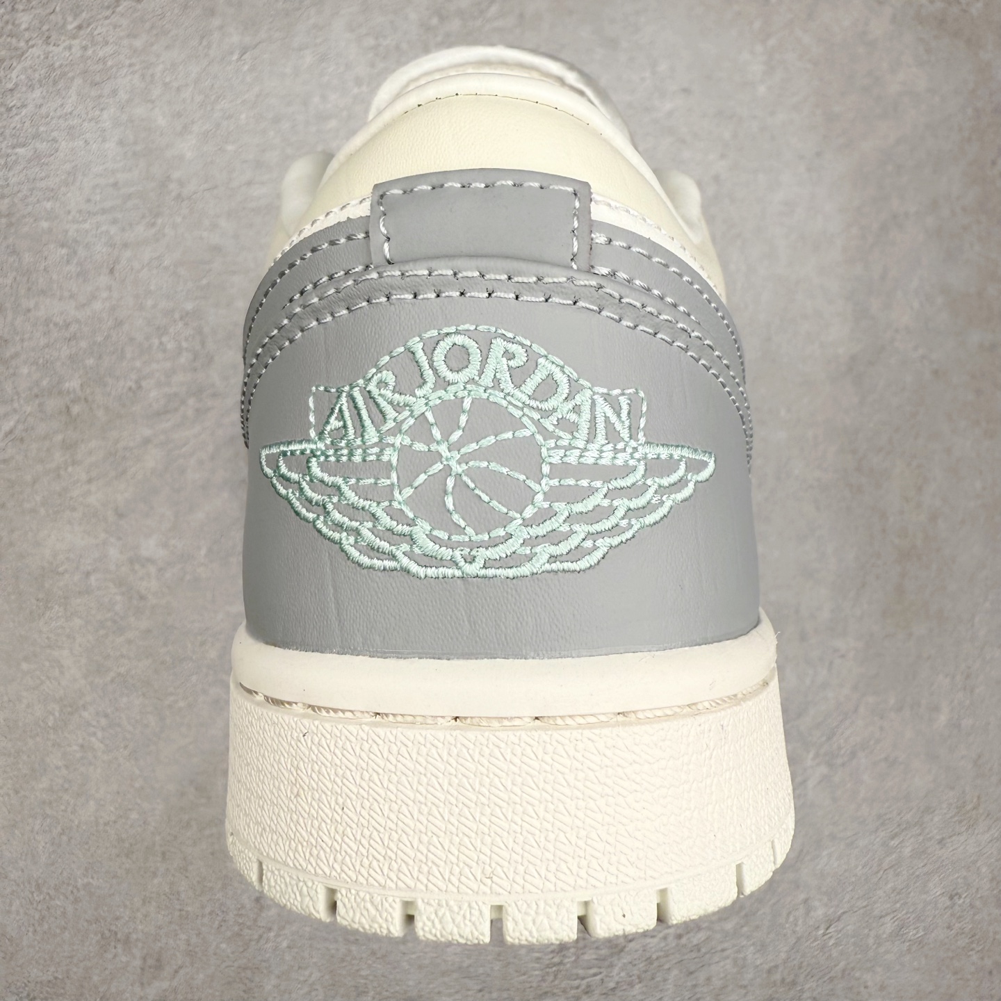 图片[8]-＃DT纯原 Air Jordan AJ1 Low 低帮 IO2242-01 终端优势供应 市面中低帮最具代表性版本没有之一 口碑大厂出品 品控大底版型不断改良更新 全套原纸板楦头开发 确保原汁原味 完美呈现版型 完美零毛边处理 原厂内置全掌气垫 价格定位良心 平台专用代工流水线出品 一眼公司既视感 拿到手的一瞬间就与众不同 碾压市面所有版本 全部原鞋开发 每一个配色都会采购原鞋确认细节 打破市面看图做货无好货之说 尺码：35.5 36 36.5 37.5 38 38.5 39 40 40.5 41 42 42.5 43 44 44.5 45 46-选品中心