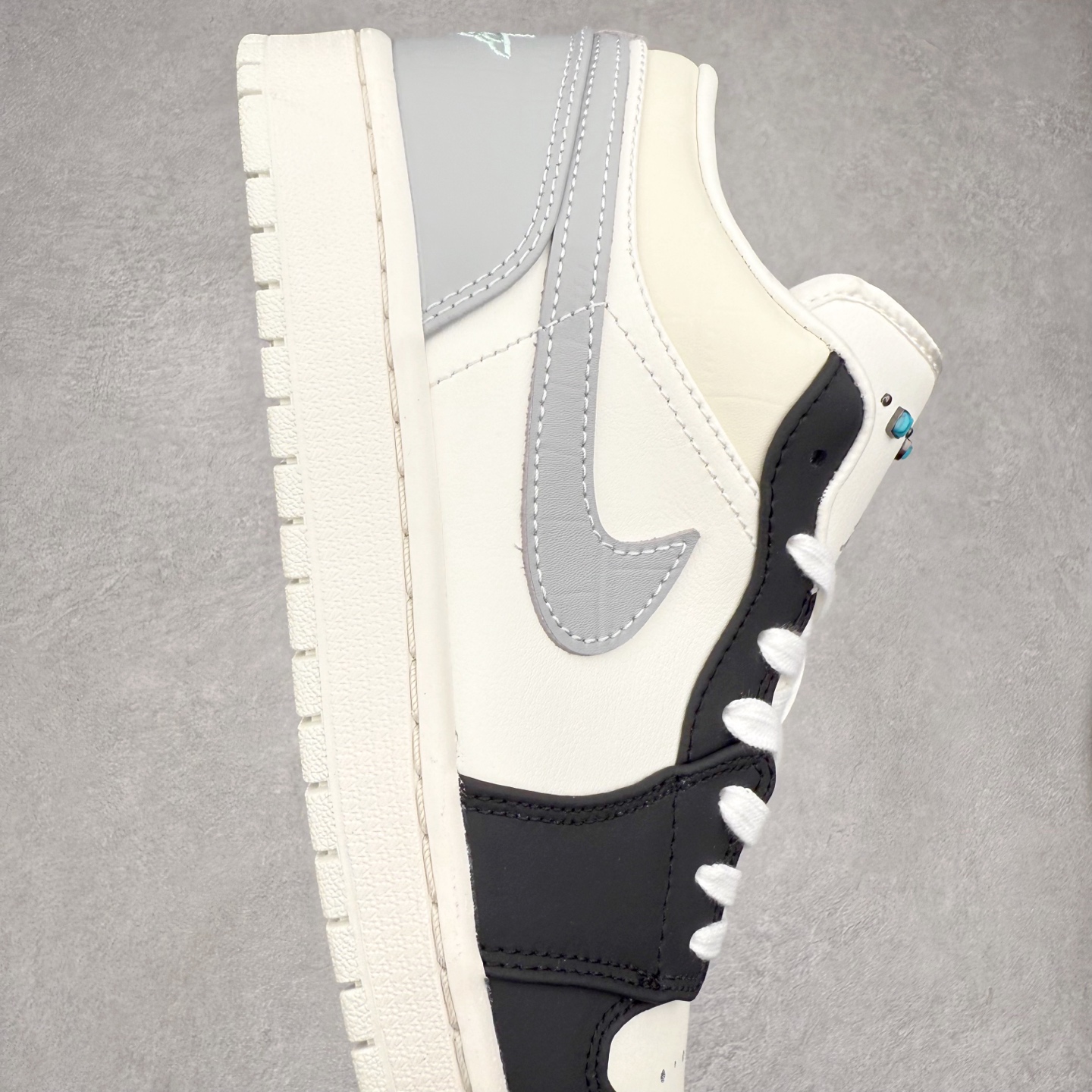 图片[6]-＃DT纯原 Air Jordan AJ1 Low 低帮 IO2242-01 终端优势供应 市面中低帮最具代表性版本没有之一 口碑大厂出品 品控大底版型不断改良更新 全套原纸板楦头开发 确保原汁原味 完美呈现版型 完美零毛边处理 原厂内置全掌气垫 价格定位良心 平台专用代工流水线出品 一眼公司既视感 拿到手的一瞬间就与众不同 碾压市面所有版本 全部原鞋开发 每一个配色都会采购原鞋确认细节 打破市面看图做货无好货之说 尺码：35.5 36 36.5 37.5 38 38.5 39 40 40.5 41 42 42.5 43 44 44.5 45 46-选品中心