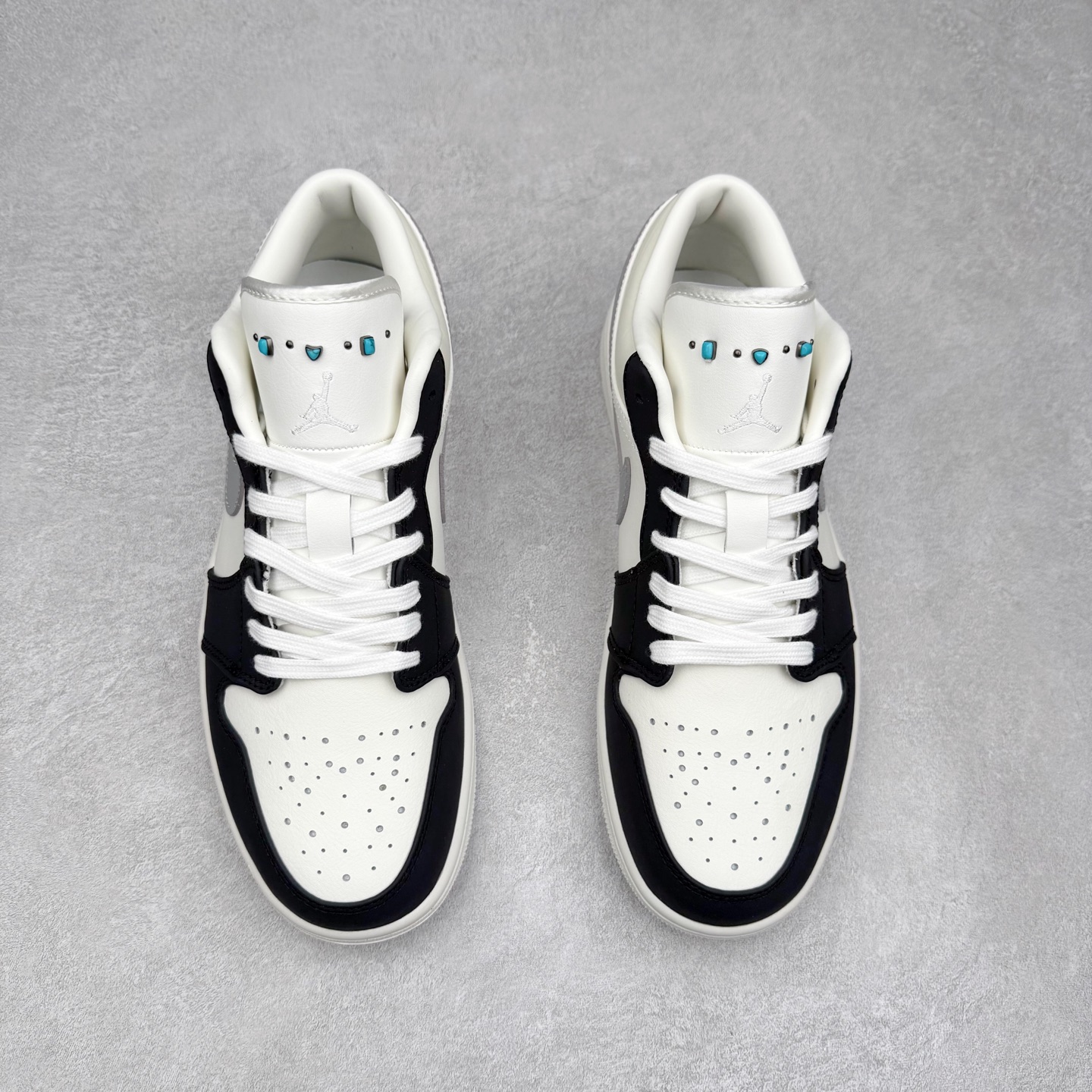 图片[2]-＃DT纯原 Air Jordan AJ1 Low 低帮 IO2242-01 终端优势供应 市面中低帮最具代表性版本没有之一 口碑大厂出品 品控大底版型不断改良更新 全套原纸板楦头开发 确保原汁原味 完美呈现版型 完美零毛边处理 原厂内置全掌气垫 价格定位良心 平台专用代工流水线出品 一眼公司既视感 拿到手的一瞬间就与众不同 碾压市面所有版本 全部原鞋开发 每一个配色都会采购原鞋确认细节 打破市面看图做货无好货之说 尺码：35.5 36 36.5 37.5 38 38.5 39 40 40.5 41 42 42.5 43 44 44.5 45 46-选品中心