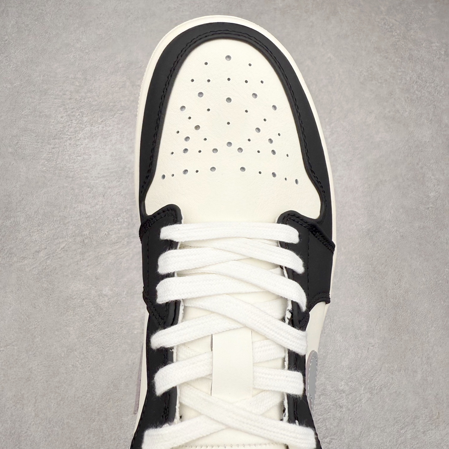 图片[4]-＃DT纯原 Air Jordan AJ1 Low 低帮 IO2242-01 终端优势供应 市面中低帮最具代表性版本没有之一 口碑大厂出品 品控大底版型不断改良更新 全套原纸板楦头开发 确保原汁原味 完美呈现版型 完美零毛边处理 原厂内置全掌气垫 价格定位良心 平台专用代工流水线出品 一眼公司既视感 拿到手的一瞬间就与众不同 碾压市面所有版本 全部原鞋开发 每一个配色都会采购原鞋确认细节 打破市面看图做货无好货之说 尺码：35.5 36 36.5 37.5 38 38.5 39 40 40.5 41 42 42.5 43 44 44.5 45 46-选品中心