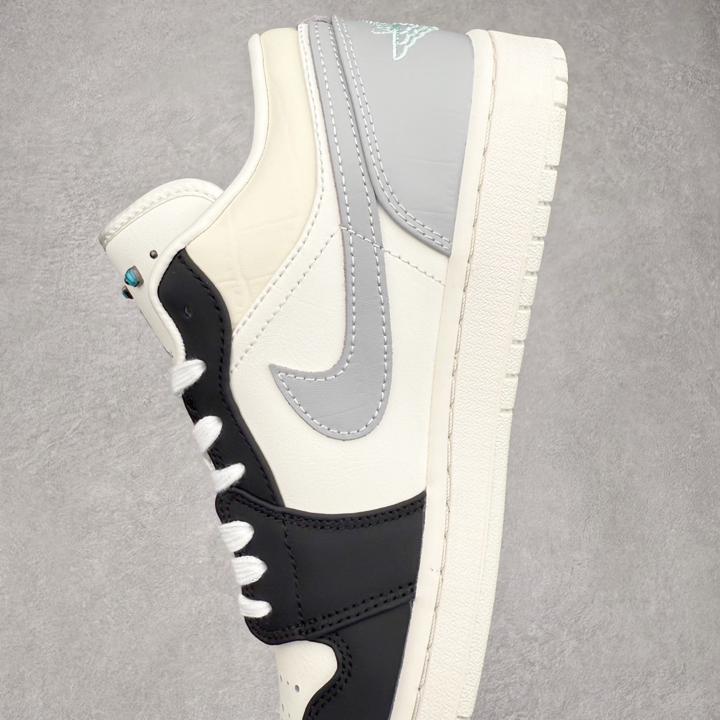 图片[7]-＃DT纯原 Air Jordan AJ1 Low 低帮 IO2242-01 终端优势供应 市面中低帮最具代表性版本没有之一 口碑大厂出品 品控大底版型不断改良更新 全套原纸板楦头开发 确保原汁原味 完美呈现版型 完美零毛边处理 原厂内置全掌气垫 价格定位良心 平台专用代工流水线出品 一眼公司既视感 拿到手的一瞬间就与众不同 碾压市面所有版本 全部原鞋开发 每一个配色都会采购原鞋确认细节 打破市面看图做货无好货之说 尺码：35.5 36 36.5 37.5 38 38.5 39 40 40.5 41 42 42.5 43 44 44.5 45 46-选品中心