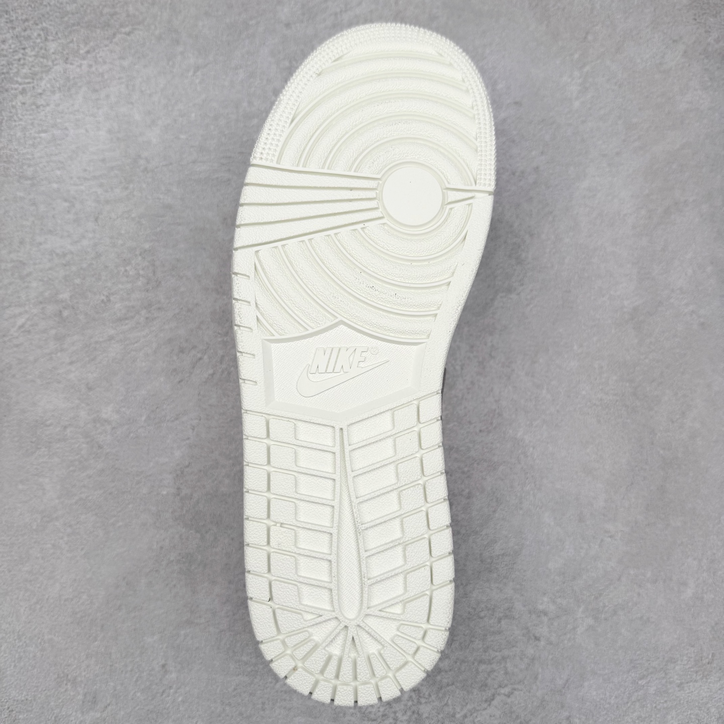 图片[9]-＃DT纯原 Air Jordan AJ1 Low 低帮 IO2242-01 终端优势供应 市面中低帮最具代表性版本没有之一 口碑大厂出品 品控大底版型不断改良更新 全套原纸板楦头开发 确保原汁原味 完美呈现版型 完美零毛边处理 原厂内置全掌气垫 价格定位良心 平台专用代工流水线出品 一眼公司既视感 拿到手的一瞬间就与众不同 碾压市面所有版本 全部原鞋开发 每一个配色都会采购原鞋确认细节 打破市面看图做货无好货之说 尺码：35.5 36 36.5 37.5 38 38.5 39 40 40.5 41 42 42.5 43 44 44.5 45 46-选品中心