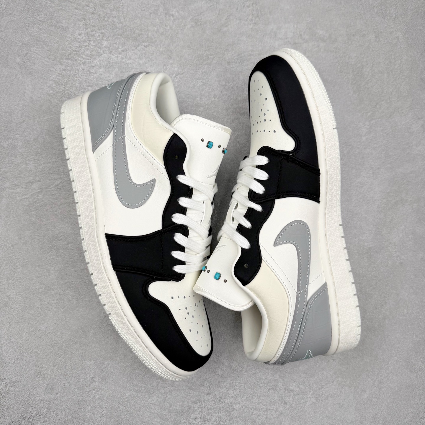 图片[3]-＃DT纯原 Air Jordan AJ1 Low 低帮 IO2242-01 终端优势供应 市面中低帮最具代表性版本没有之一 口碑大厂出品 品控大底版型不断改良更新 全套原纸板楦头开发 确保原汁原味 完美呈现版型 完美零毛边处理 原厂内置全掌气垫 价格定位良心 平台专用代工流水线出品 一眼公司既视感 拿到手的一瞬间就与众不同 碾压市面所有版本 全部原鞋开发 每一个配色都会采购原鞋确认细节 打破市面看图做货无好货之说 尺码：35.5 36 36.5 37.5 38 38.5 39 40 40.5 41 42 42.5 43 44 44.5 45 46-选品中心