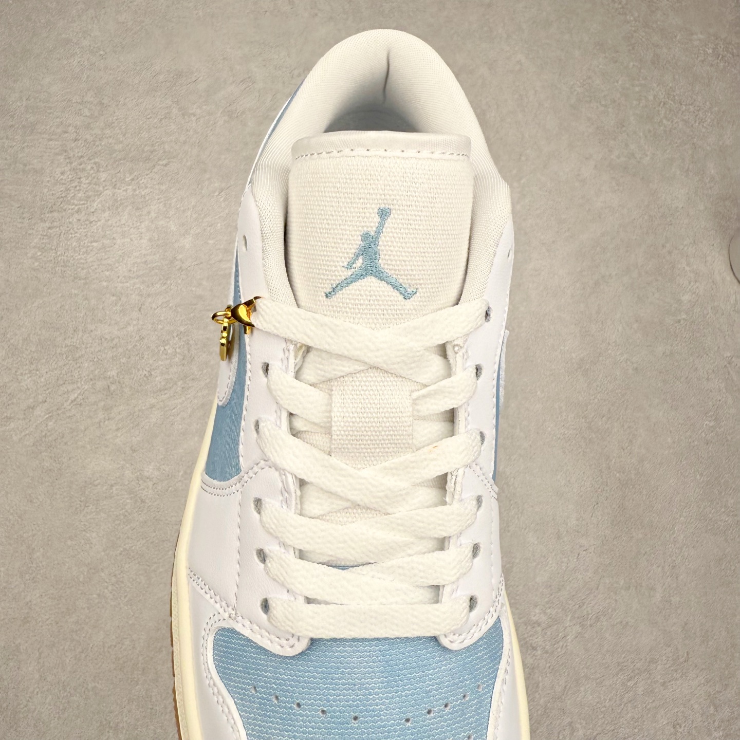 图片[5]-＃K版 Air Jordan AJ1 Low 低帮 HQ2004-400 全新流水线出品 DT版本唯一平替选择 市场第二梯队最强版 全部原鞋开发 原楦原纸板开发 全鞋电脑针车 原厂内置全掌气垫 原盒内在原标 唯一Zp原版鞋带绑法 免检产品 全新2022版型 全头层皮料 完美零毛边处理 原厂配置全掌气垫 价格定位良心 几十个配色陆续出货 实拍调校N版已经零色差零失真 百分百还原实物色彩所见即所得 不存在货不对板色差等低级问题 选购参考实物拍摄 不混卖不参货 只用心做好货严格选品 承诺混一赔十 尺码：36 36.5 37.5 38 38.5 39 40 40.5 41 42 42.5 43 44 44.5 45-选品中心