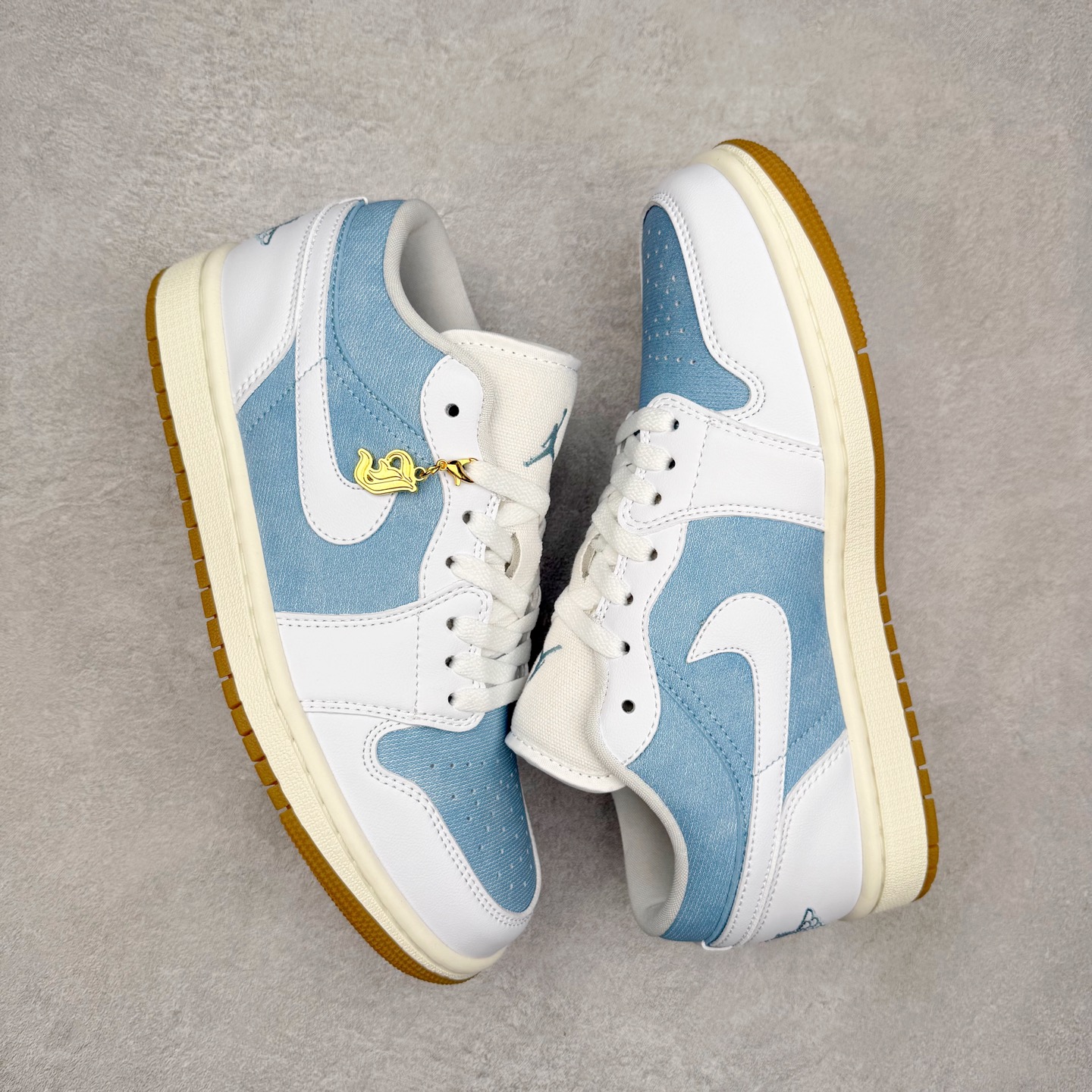 图片[3]-＃K版 Air Jordan AJ1 Low 低帮 HQ2004-400 全新流水线出品 DT版本唯一平替选择 市场第二梯队最强版 全部原鞋开发 原楦原纸板开发 全鞋电脑针车 原厂内置全掌气垫 原盒内在原标 唯一Zp原版鞋带绑法 免检产品 全新2022版型 全头层皮料 完美零毛边处理 原厂配置全掌气垫 价格定位良心 几十个配色陆续出货 实拍调校N版已经零色差零失真 百分百还原实物色彩所见即所得 不存在货不对板色差等低级问题 选购参考实物拍摄 不混卖不参货 只用心做好货严格选品 承诺混一赔十 尺码：36 36.5 37.5 38 38.5 39 40 40.5 41 42 42.5 43 44 44.5 45-选品中心