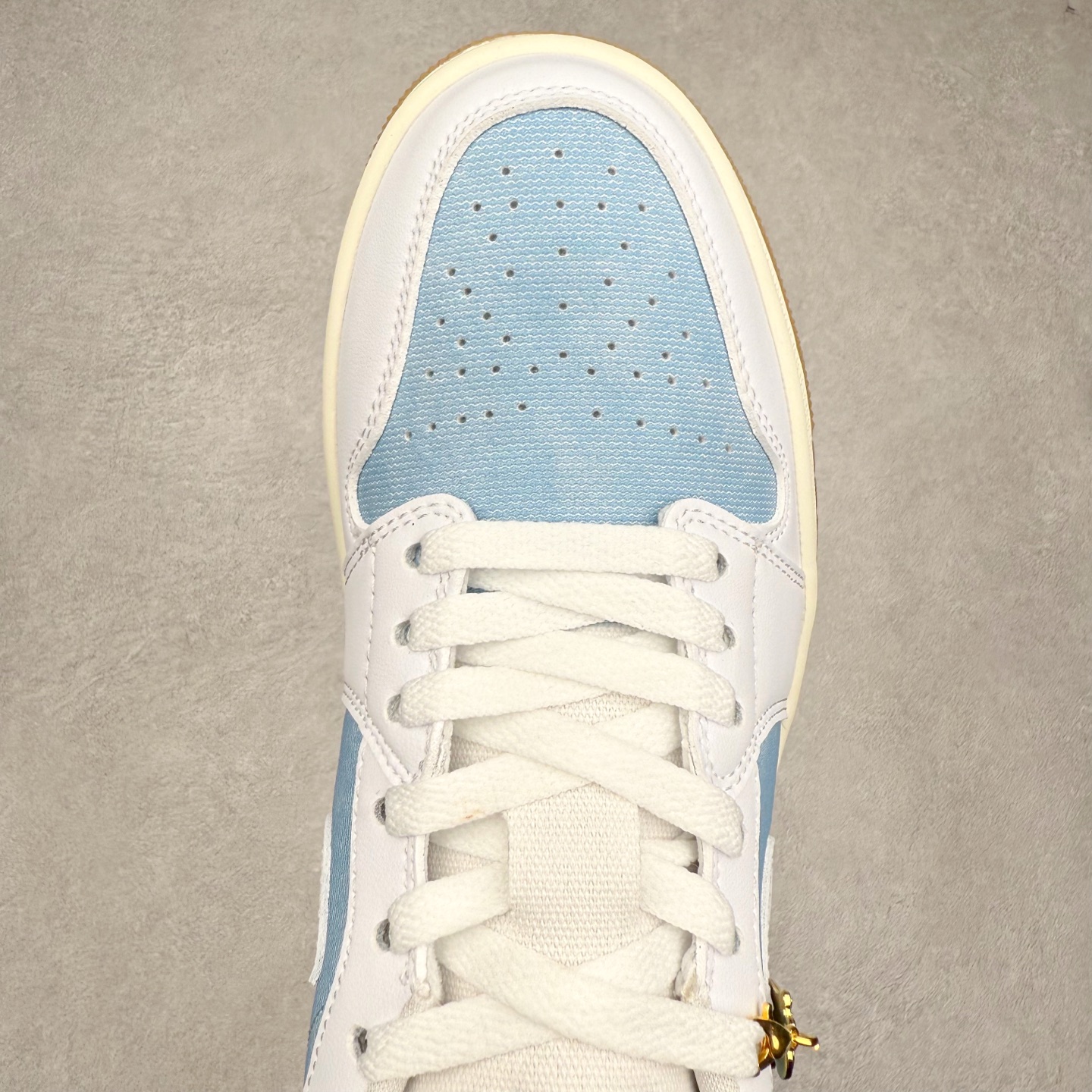 图片[4]-＃K版 Air Jordan AJ1 Low 低帮 HQ2004-400 全新流水线出品 DT版本唯一平替选择 市场第二梯队最强版 全部原鞋开发 原楦原纸板开发 全鞋电脑针车 原厂内置全掌气垫 原盒内在原标 唯一Zp原版鞋带绑法 免检产品 全新2022版型 全头层皮料 完美零毛边处理 原厂配置全掌气垫 价格定位良心 几十个配色陆续出货 实拍调校N版已经零色差零失真 百分百还原实物色彩所见即所得 不存在货不对板色差等低级问题 选购参考实物拍摄 不混卖不参货 只用心做好货严格选品 承诺混一赔十 尺码：36 36.5 37.5 38 38.5 39 40 40.5 41 42 42.5 43 44 44.5 45-选品中心