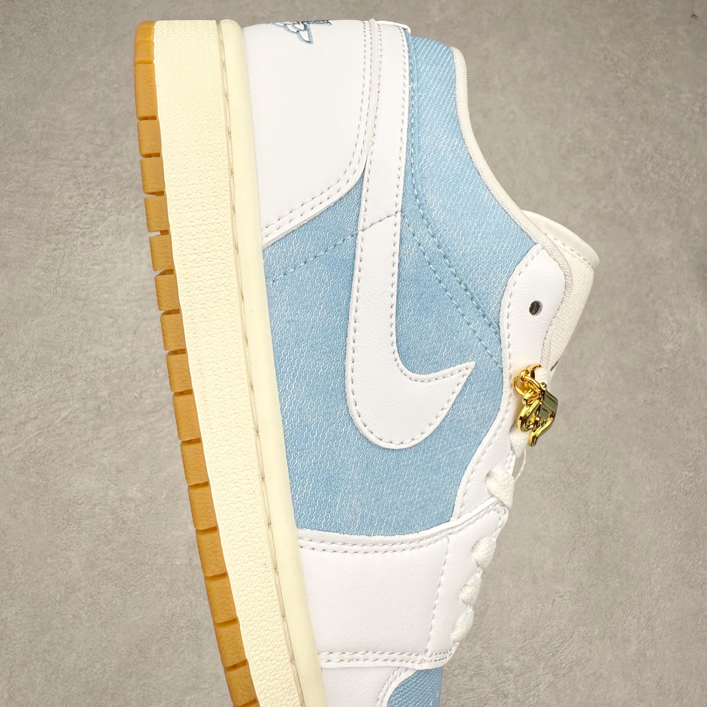 图片[6]-＃K版 Air Jordan AJ1 Low 低帮 HQ2004-400 全新流水线出品 DT版本唯一平替选择 市场第二梯队最强版 全部原鞋开发 原楦原纸板开发 全鞋电脑针车 原厂内置全掌气垫 原盒内在原标 唯一Zp原版鞋带绑法 免检产品 全新2022版型 全头层皮料 完美零毛边处理 原厂配置全掌气垫 价格定位良心 几十个配色陆续出货 实拍调校N版已经零色差零失真 百分百还原实物色彩所见即所得 不存在货不对板色差等低级问题 选购参考实物拍摄 不混卖不参货 只用心做好货严格选品 承诺混一赔十 尺码：36 36.5 37.5 38 38.5 39 40 40.5 41 42 42.5 43 44 44.5 45-选品中心