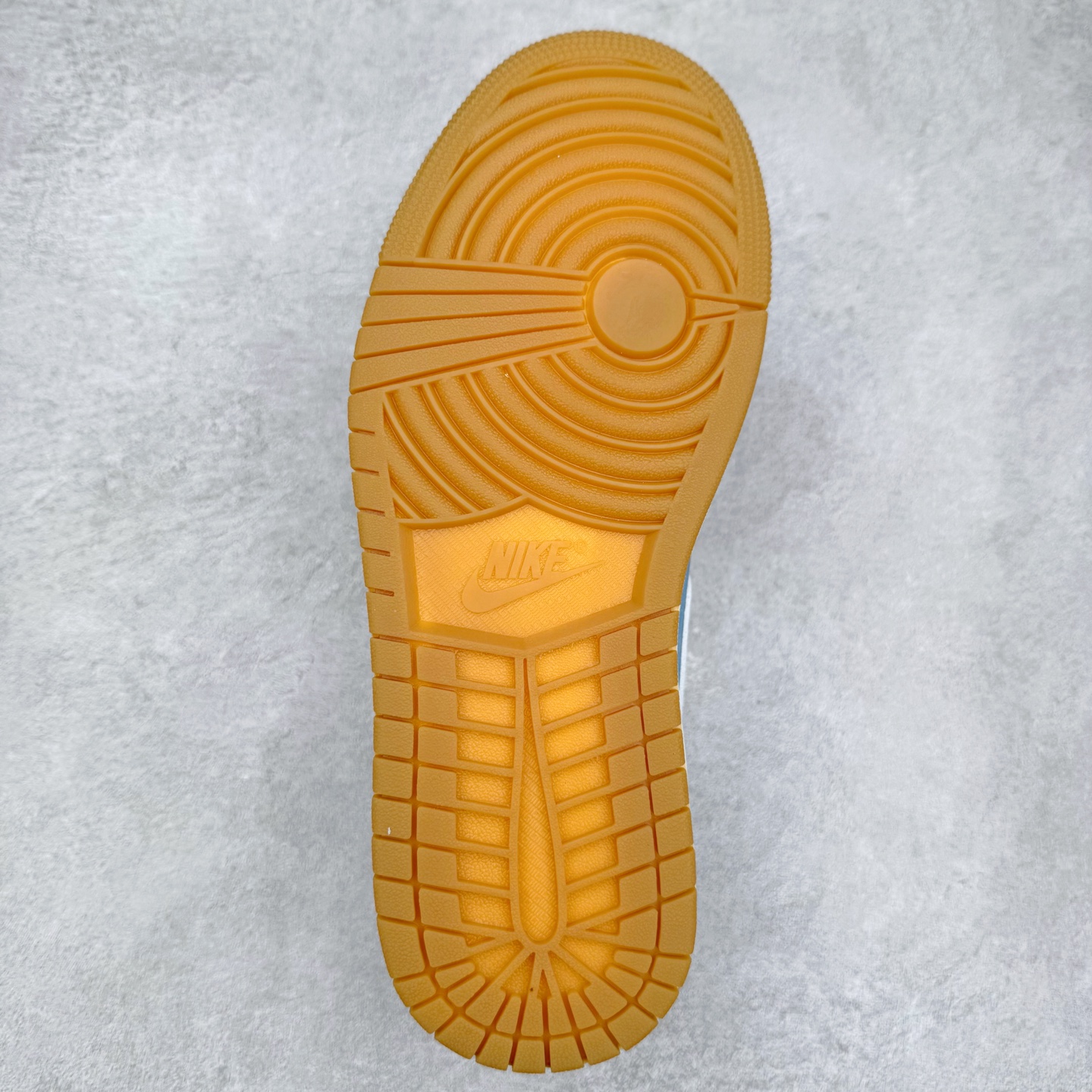 图片[9]-＃K版 Air Jordan AJ1 Low 低帮 HQ2004-400 全新流水线出品 DT版本唯一平替选择 市场第二梯队最强版 全部原鞋开发 原楦原纸板开发 全鞋电脑针车 原厂内置全掌气垫 原盒内在原标 唯一Zp原版鞋带绑法 免检产品 全新2022版型 全头层皮料 完美零毛边处理 原厂配置全掌气垫 价格定位良心 几十个配色陆续出货 实拍调校N版已经零色差零失真 百分百还原实物色彩所见即所得 不存在货不对板色差等低级问题 选购参考实物拍摄 不混卖不参货 只用心做好货严格选品 承诺混一赔十 尺码：36 36.5 37.5 38 38.5 39 40 40.5 41 42 42.5 43 44 44.5 45-选品中心