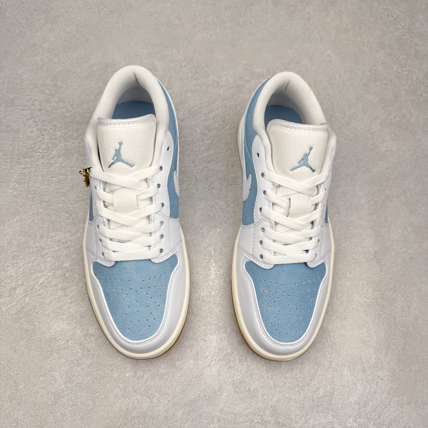 图片[2]-＃K版 Air Jordan AJ1 Low 低帮 HQ2004-400 全新流水线出品 DT版本唯一平替选择 市场第二梯队最强版 全部原鞋开发 原楦原纸板开发 全鞋电脑针车 原厂内置全掌气垫 原盒内在原标 唯一Zp原版鞋带绑法 免检产品 全新2022版型 全头层皮料 完美零毛边处理 原厂配置全掌气垫 价格定位良心 几十个配色陆续出货 实拍调校N版已经零色差零失真 百分百还原实物色彩所见即所得 不存在货不对板色差等低级问题 选购参考实物拍摄 不混卖不参货 只用心做好货严格选品 承诺混一赔十 尺码：36 36.5 37.5 38 38.5 39 40 40.5 41 42 42.5 43 44 44.5 45-选品中心