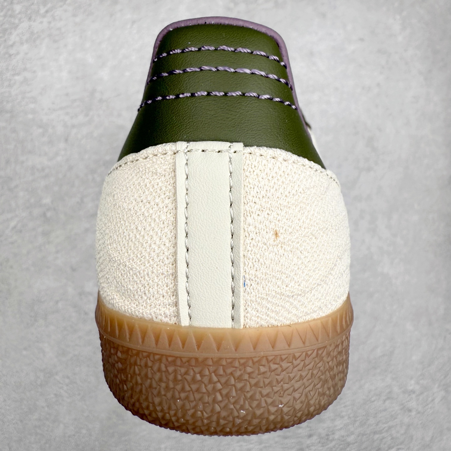 图片[8]-＃R1 AD Original Samba OG 复古经典轻便板鞋 JP5675 口碑大厂出品 品控大底版型不断改良更新 全套原纸板楦头开发 确保原汁原味 完美呈现桑巴版型 一比一鞋头弧度高度鞋身弧度 此版本只针对中端市场 皮料材质有所更替 其他数据细节工艺流程均保持一致 绝不口嗨 细节品控鞋型随意对比 正确烫金高频细节 原装纳米超迁皮料 独家私模橡胶大底 原盒原配 这款桑巴鞋展示了高质量的工艺 带有装饰的超锁缝制和无缝的手感 柔软、柔软的皮革造型和标志性的3条纹完成了精致的外观 正规合身鞋带 鞋面上有绒面鞋垫 橡胶鞋底 享受正畸套筒软感 自50年代首次亮相以来就一直在赢得粉丝的青睐 尺码：35.5 36 36.5 37.5 38 38.5 39 40 40.5 41 42 42.5 43 44 44.5 45-选品中心