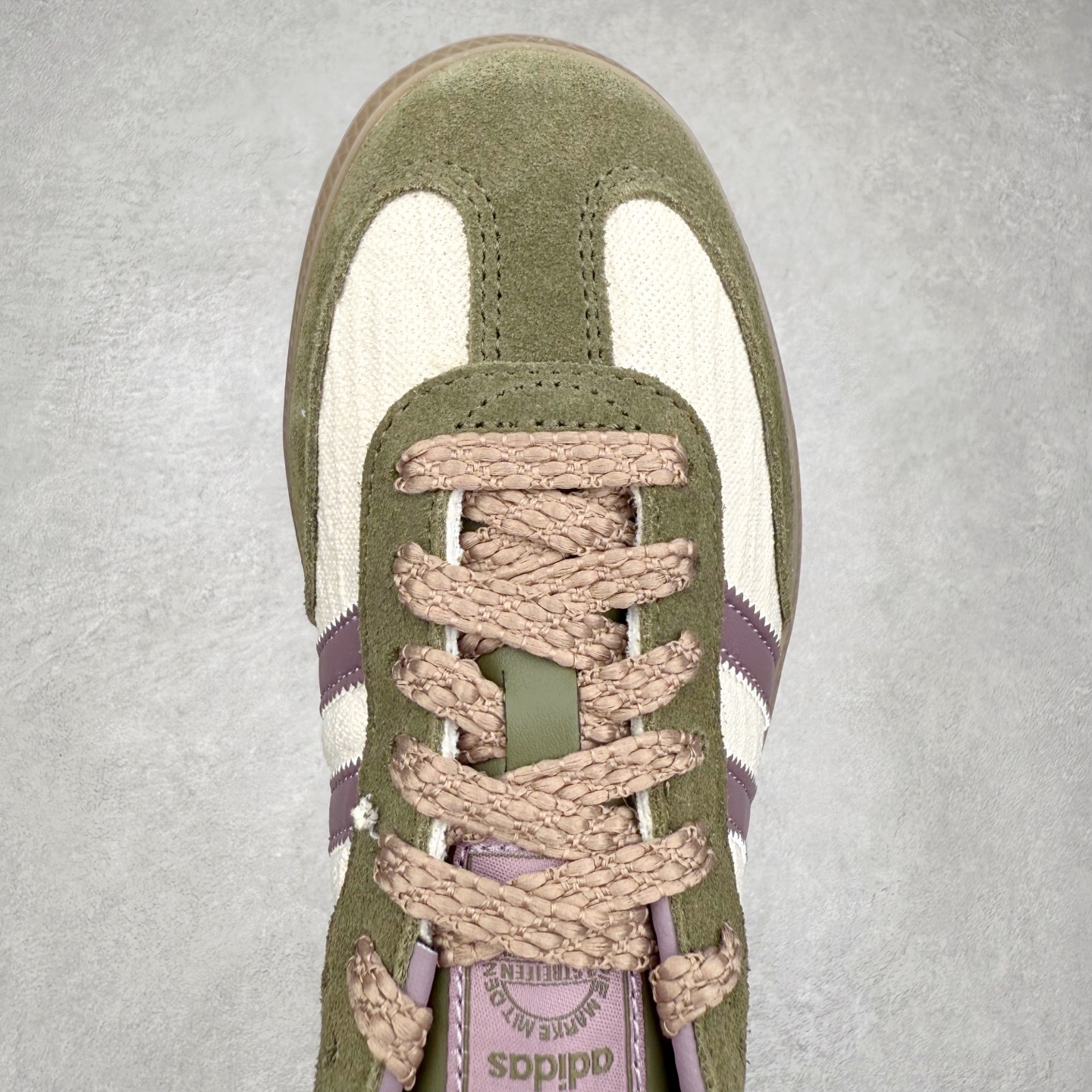 图片[4]-＃R1 AD Original Samba OG 复古经典轻便板鞋 JP5675 口碑大厂出品 品控大底版型不断改良更新 全套原纸板楦头开发 确保原汁原味 完美呈现桑巴版型 一比一鞋头弧度高度鞋身弧度 此版本只针对中端市场 皮料材质有所更替 其他数据细节工艺流程均保持一致 绝不口嗨 细节品控鞋型随意对比 正确烫金高频细节 原装纳米超迁皮料 独家私模橡胶大底 原盒原配 这款桑巴鞋展示了高质量的工艺 带有装饰的超锁缝制和无缝的手感 柔软、柔软的皮革造型和标志性的3条纹完成了精致的外观 正规合身鞋带 鞋面上有绒面鞋垫 橡胶鞋底 享受正畸套筒软感 自50年代首次亮相以来就一直在赢得粉丝的青睐 尺码：35.5 36 36.5 37.5 38 38.5 39 40 40.5 41 42 42.5 43 44 44.5 45-选品中心