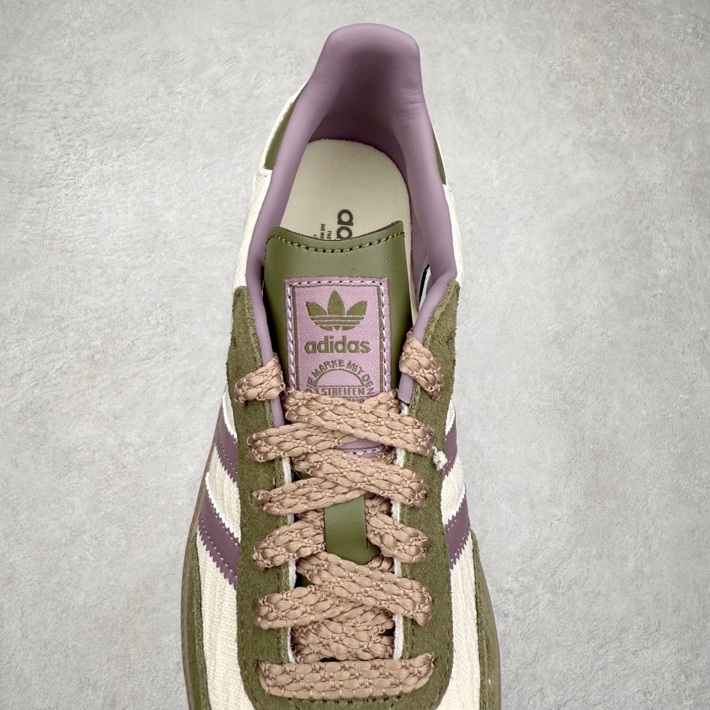 图片[5]-＃R1 AD Original Samba OG 复古经典轻便板鞋 JP5675 口碑大厂出品 品控大底版型不断改良更新 全套原纸板楦头开发 确保原汁原味 完美呈现桑巴版型 一比一鞋头弧度高度鞋身弧度 此版本只针对中端市场 皮料材质有所更替 其他数据细节工艺流程均保持一致 绝不口嗨 细节品控鞋型随意对比 正确烫金高频细节 原装纳米超迁皮料 独家私模橡胶大底 原盒原配 这款桑巴鞋展示了高质量的工艺 带有装饰的超锁缝制和无缝的手感 柔软、柔软的皮革造型和标志性的3条纹完成了精致的外观 正规合身鞋带 鞋面上有绒面鞋垫 橡胶鞋底 享受正畸套筒软感 自50年代首次亮相以来就一直在赢得粉丝的青睐 尺码：35.5 36 36.5 37.5 38 38.5 39 40 40.5 41 42 42.5 43 44 44.5 45-选品中心