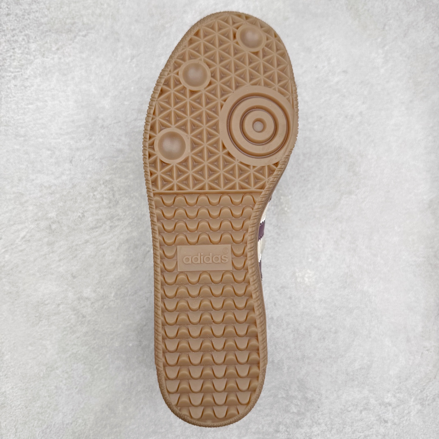 图片[9]-＃R1 AD Original Samba OG 复古经典轻便板鞋 JP5675 口碑大厂出品 品控大底版型不断改良更新 全套原纸板楦头开发 确保原汁原味 完美呈现桑巴版型 一比一鞋头弧度高度鞋身弧度 此版本只针对中端市场 皮料材质有所更替 其他数据细节工艺流程均保持一致 绝不口嗨 细节品控鞋型随意对比 正确烫金高频细节 原装纳米超迁皮料 独家私模橡胶大底 原盒原配 这款桑巴鞋展示了高质量的工艺 带有装饰的超锁缝制和无缝的手感 柔软、柔软的皮革造型和标志性的3条纹完成了精致的外观 正规合身鞋带 鞋面上有绒面鞋垫 橡胶鞋底 享受正畸套筒软感 自50年代首次亮相以来就一直在赢得粉丝的青睐 尺码：35.5 36 36.5 37.5 38 38.5 39 40 40.5 41 42 42.5 43 44 44.5 45-选品中心