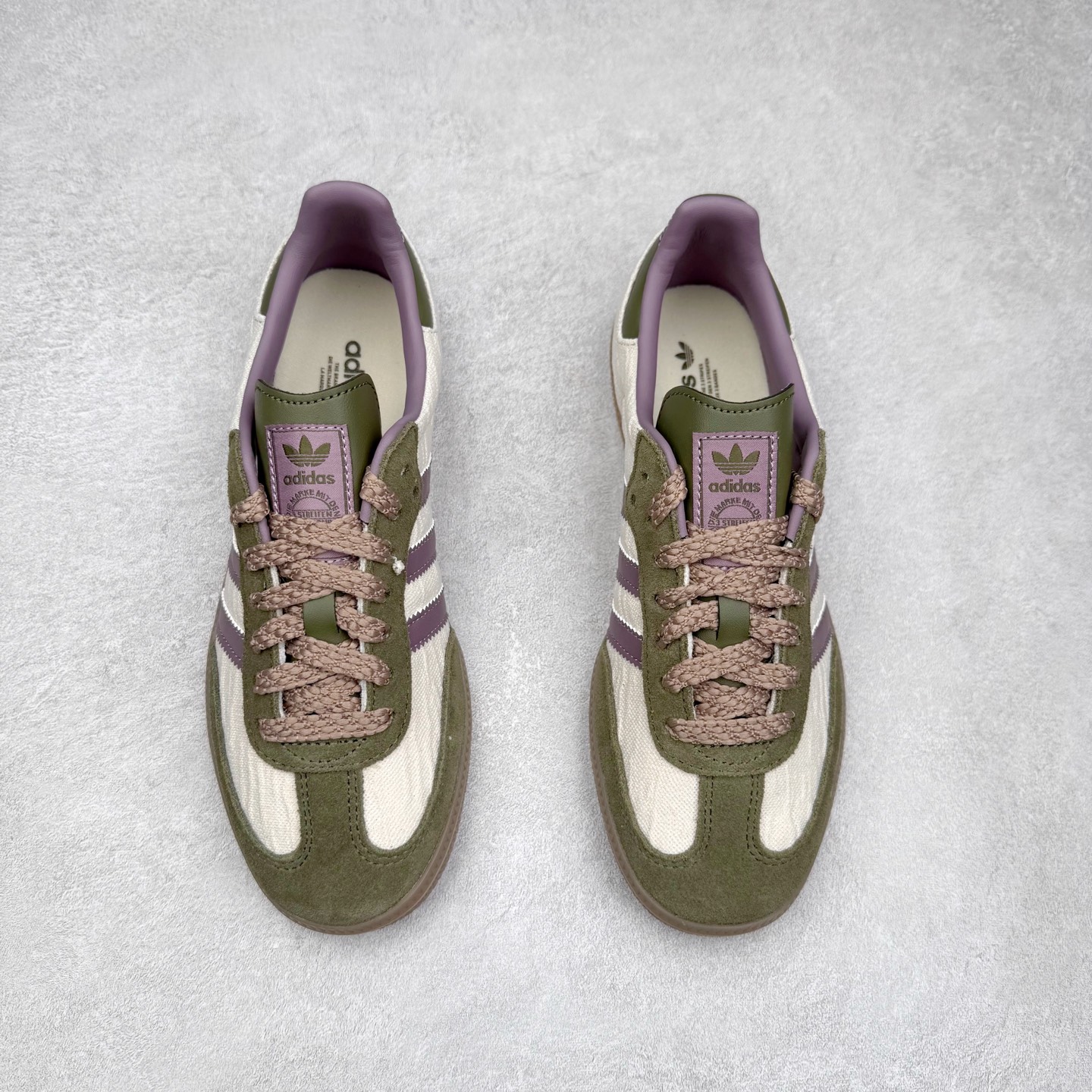 图片[2]-＃R1 AD Original Samba OG 复古经典轻便板鞋 JP5675 口碑大厂出品 品控大底版型不断改良更新 全套原纸板楦头开发 确保原汁原味 完美呈现桑巴版型 一比一鞋头弧度高度鞋身弧度 此版本只针对中端市场 皮料材质有所更替 其他数据细节工艺流程均保持一致 绝不口嗨 细节品控鞋型随意对比 正确烫金高频细节 原装纳米超迁皮料 独家私模橡胶大底 原盒原配 这款桑巴鞋展示了高质量的工艺 带有装饰的超锁缝制和无缝的手感 柔软、柔软的皮革造型和标志性的3条纹完成了精致的外观 正规合身鞋带 鞋面上有绒面鞋垫 橡胶鞋底 享受正畸套筒软感 自50年代首次亮相以来就一直在赢得粉丝的青睐 尺码：35.5 36 36.5 37.5 38 38.5 39 40 40.5 41 42 42.5 43 44 44.5 45-选品中心