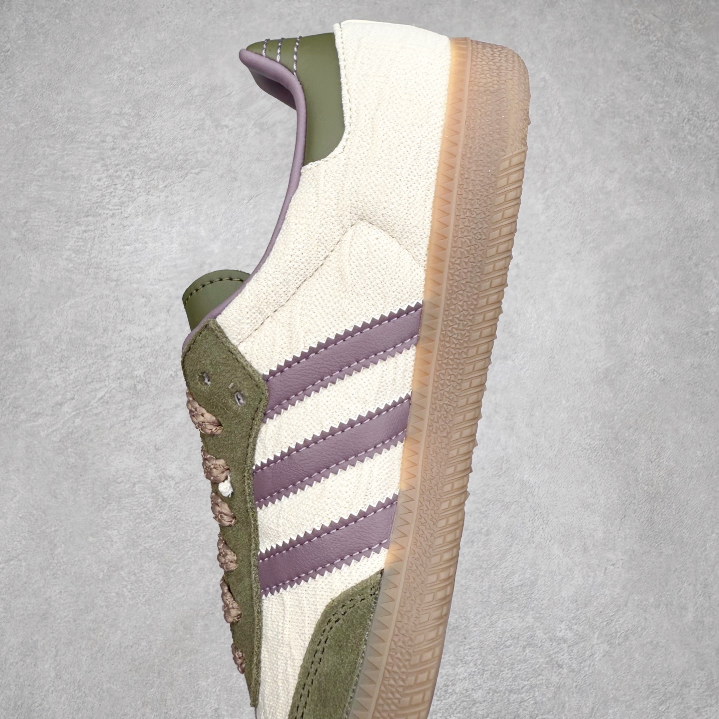 图片[7]-＃R1 AD Original Samba OG 复古经典轻便板鞋 JP5675 口碑大厂出品 品控大底版型不断改良更新 全套原纸板楦头开发 确保原汁原味 完美呈现桑巴版型 一比一鞋头弧度高度鞋身弧度 此版本只针对中端市场 皮料材质有所更替 其他数据细节工艺流程均保持一致 绝不口嗨 细节品控鞋型随意对比 正确烫金高频细节 原装纳米超迁皮料 独家私模橡胶大底 原盒原配 这款桑巴鞋展示了高质量的工艺 带有装饰的超锁缝制和无缝的手感 柔软、柔软的皮革造型和标志性的3条纹完成了精致的外观 正规合身鞋带 鞋面上有绒面鞋垫 橡胶鞋底 享受正畸套筒软感 自50年代首次亮相以来就一直在赢得粉丝的青睐 尺码：35.5 36 36.5 37.5 38 38.5 39 40 40.5 41 42 42.5 43 44 44.5 45-选品中心