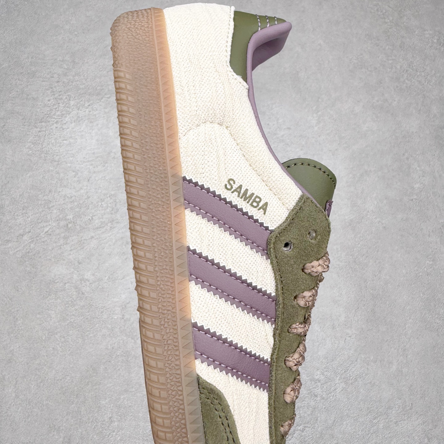 图片[6]-＃R1 AD Original Samba OG 复古经典轻便板鞋 JP5675 口碑大厂出品 品控大底版型不断改良更新 全套原纸板楦头开发 确保原汁原味 完美呈现桑巴版型 一比一鞋头弧度高度鞋身弧度 此版本只针对中端市场 皮料材质有所更替 其他数据细节工艺流程均保持一致 绝不口嗨 细节品控鞋型随意对比 正确烫金高频细节 原装纳米超迁皮料 独家私模橡胶大底 原盒原配 这款桑巴鞋展示了高质量的工艺 带有装饰的超锁缝制和无缝的手感 柔软、柔软的皮革造型和标志性的3条纹完成了精致的外观 正规合身鞋带 鞋面上有绒面鞋垫 橡胶鞋底 享受正畸套筒软感 自50年代首次亮相以来就一直在赢得粉丝的青睐 尺码：35.5 36 36.5 37.5 38 38.5 39 40 40.5 41 42 42.5 43 44 44.5 45-选品中心