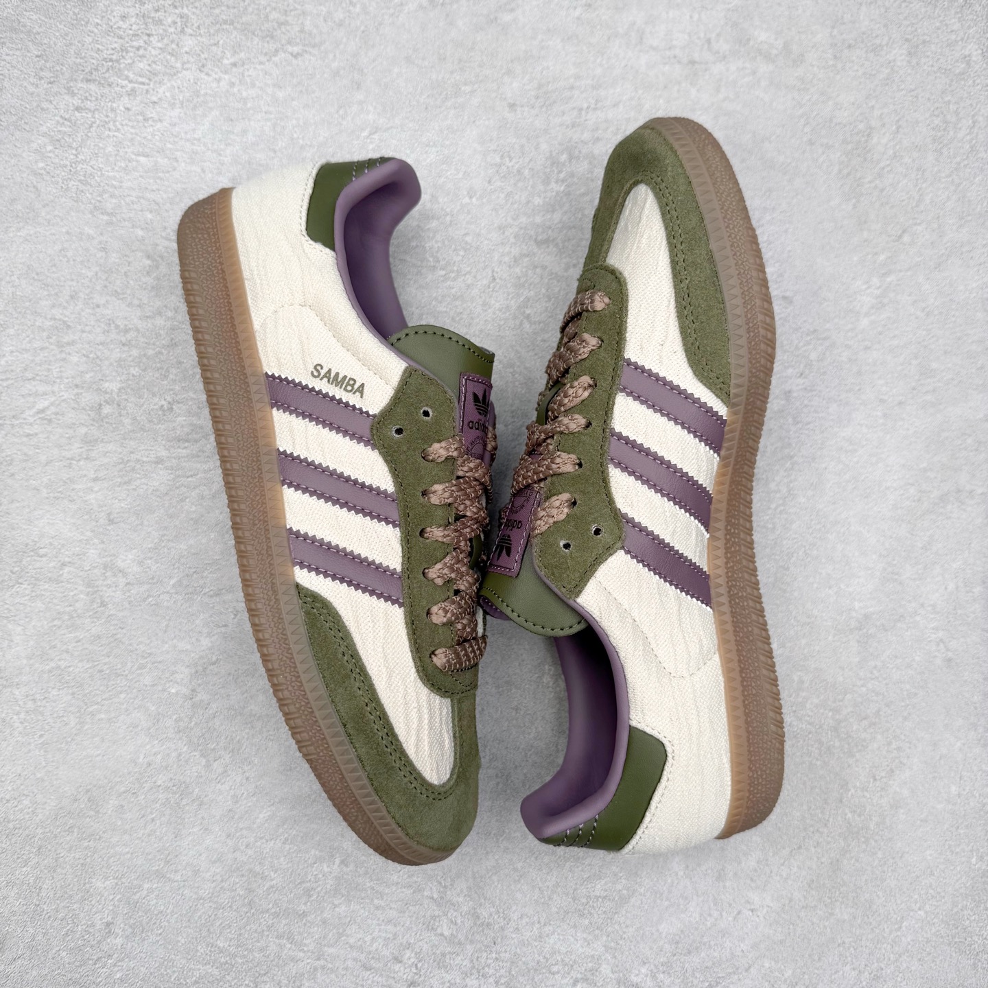 图片[3]-＃R1 AD Original Samba OG 复古经典轻便板鞋 JP5675 口碑大厂出品 品控大底版型不断改良更新 全套原纸板楦头开发 确保原汁原味 完美呈现桑巴版型 一比一鞋头弧度高度鞋身弧度 此版本只针对中端市场 皮料材质有所更替 其他数据细节工艺流程均保持一致 绝不口嗨 细节品控鞋型随意对比 正确烫金高频细节 原装纳米超迁皮料 独家私模橡胶大底 原盒原配 这款桑巴鞋展示了高质量的工艺 带有装饰的超锁缝制和无缝的手感 柔软、柔软的皮革造型和标志性的3条纹完成了精致的外观 正规合身鞋带 鞋面上有绒面鞋垫 橡胶鞋底 享受正畸套筒软感 自50年代首次亮相以来就一直在赢得粉丝的青睐 尺码：35.5 36 36.5 37.5 38 38.5 39 40 40.5 41 42 42.5 43 44 44.5 45-选品中心