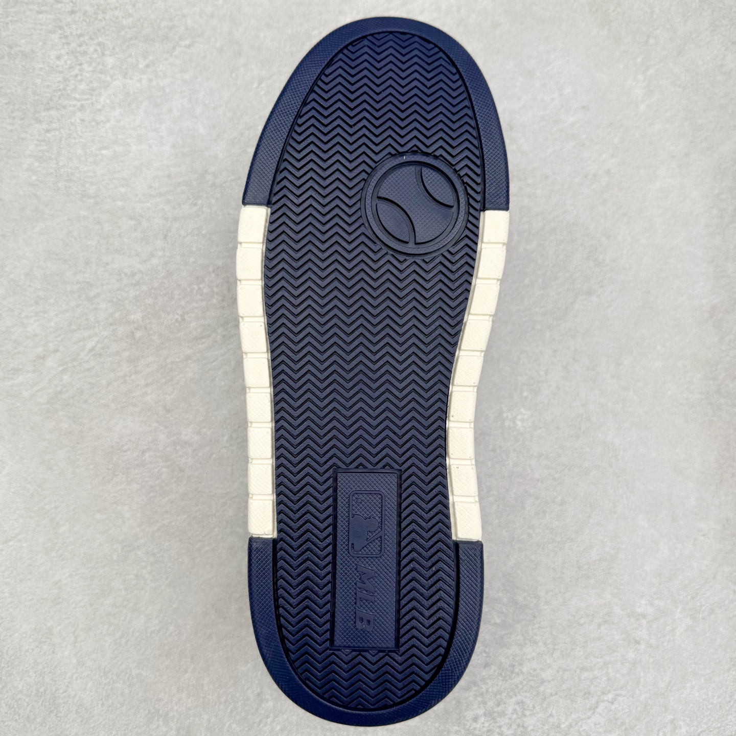 图片[9]-MLB Chunky Liner Basic 复古印花学长鞋系列低帮轻量增高厚底百搭休闲运动慢跑鞋板鞋 Korea韩国联名NY美国榄球纽约洋基队限定 韩国代购专供 全套原楦原纸板原厂数据开发 正确中底拉帮中底网布细节 平台代购专供 左脚内置芯片 韩国代购吊牌标贴 独家一比一RB+MD组合大底 高频后跟小人Logo精准对位立体饱满 正确网布加超迁鞋面 转印中底走线紧密 转印Logo工艺表层防刮不掉色 尺码：35 36 36.5 37.5 38 38.5 39 40 40.5 41 42 42.5 43 44 45-选品中心