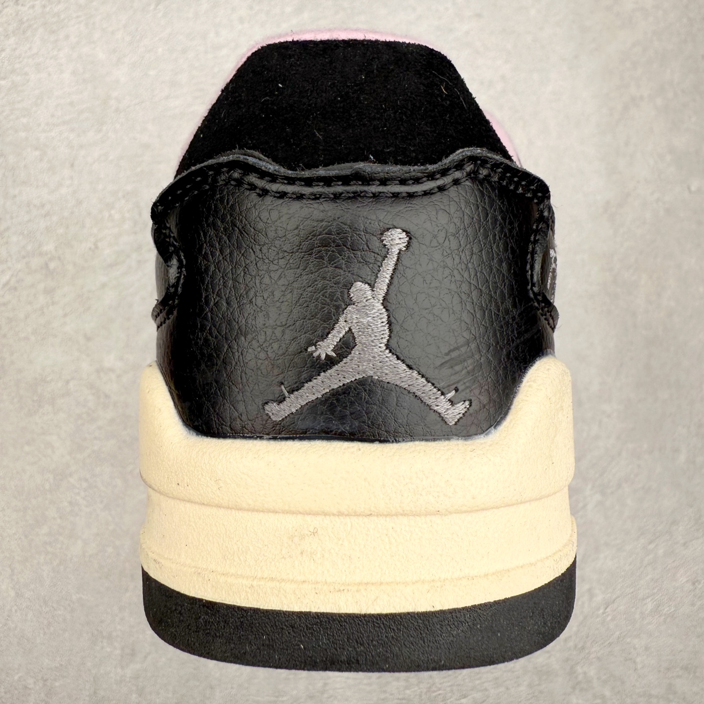 图片[8]-Air Jordan AJ Flight Court 乔丹低帮复古篮球鞋 设计简约又不失复古韵味鞋内的鞋垫柔软且有弹性 能够很好地缓冲落地时的冲击力鞋面的材质贴合脚部 鞋底的纹路设计合理 抓地力很强 尺码： 36 36.5 37.5 38 38.5 39 40 40.5 41 42 42.5 43 44 45 46 47 47.5-选品中心