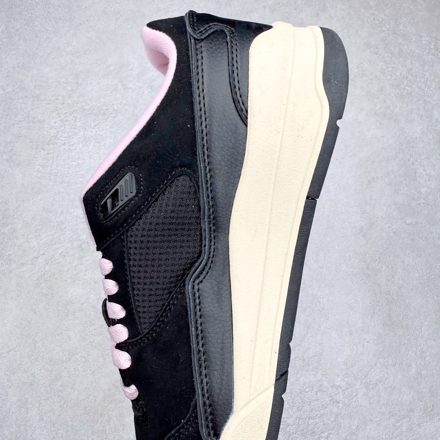 图片[7]-Air Jordan AJ Flight Court 乔丹低帮复古篮球鞋 设计简约又不失复古韵味鞋内的鞋垫柔软且有弹性 能够很好地缓冲落地时的冲击力鞋面的材质贴合脚部 鞋底的纹路设计合理 抓地力很强 尺码： 36 36.5 37.5 38 38.5 39 40 40.5 41 42 42.5 43 44 45 46 47 47.5-选品中心