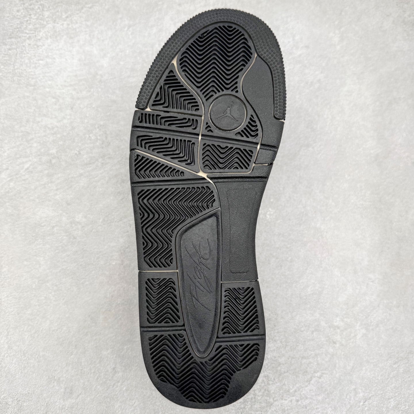 图片[9]-Air Jordan AJ Flight Court 乔丹低帮复古篮球鞋 设计简约又不失复古韵味鞋内的鞋垫柔软且有弹性 能够很好地缓冲落地时的冲击力鞋面的材质贴合脚部 鞋底的纹路设计合理 抓地力很强 尺码： 36 36.5 37.5 38 38.5 39 40 40.5 41 42 42.5 43 44 45 46 47 47.5-选品中心