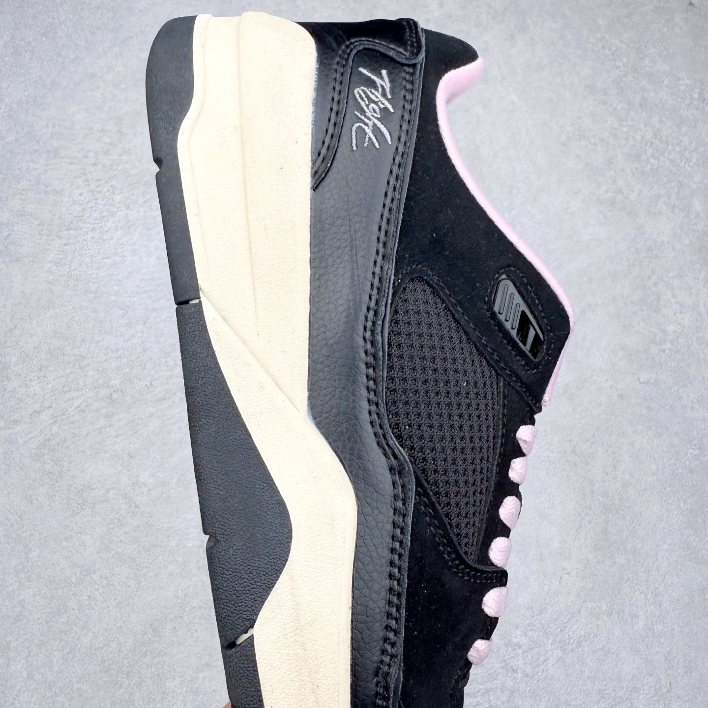 图片[6]-Air Jordan AJ Flight Court 乔丹低帮复古篮球鞋 设计简约又不失复古韵味鞋内的鞋垫柔软且有弹性 能够很好地缓冲落地时的冲击力鞋面的材质贴合脚部 鞋底的纹路设计合理 抓地力很强 尺码： 36 36.5 37.5 38 38.5 39 40 40.5 41 42 42.5 43 44 45 46 47 47.5-选品中心