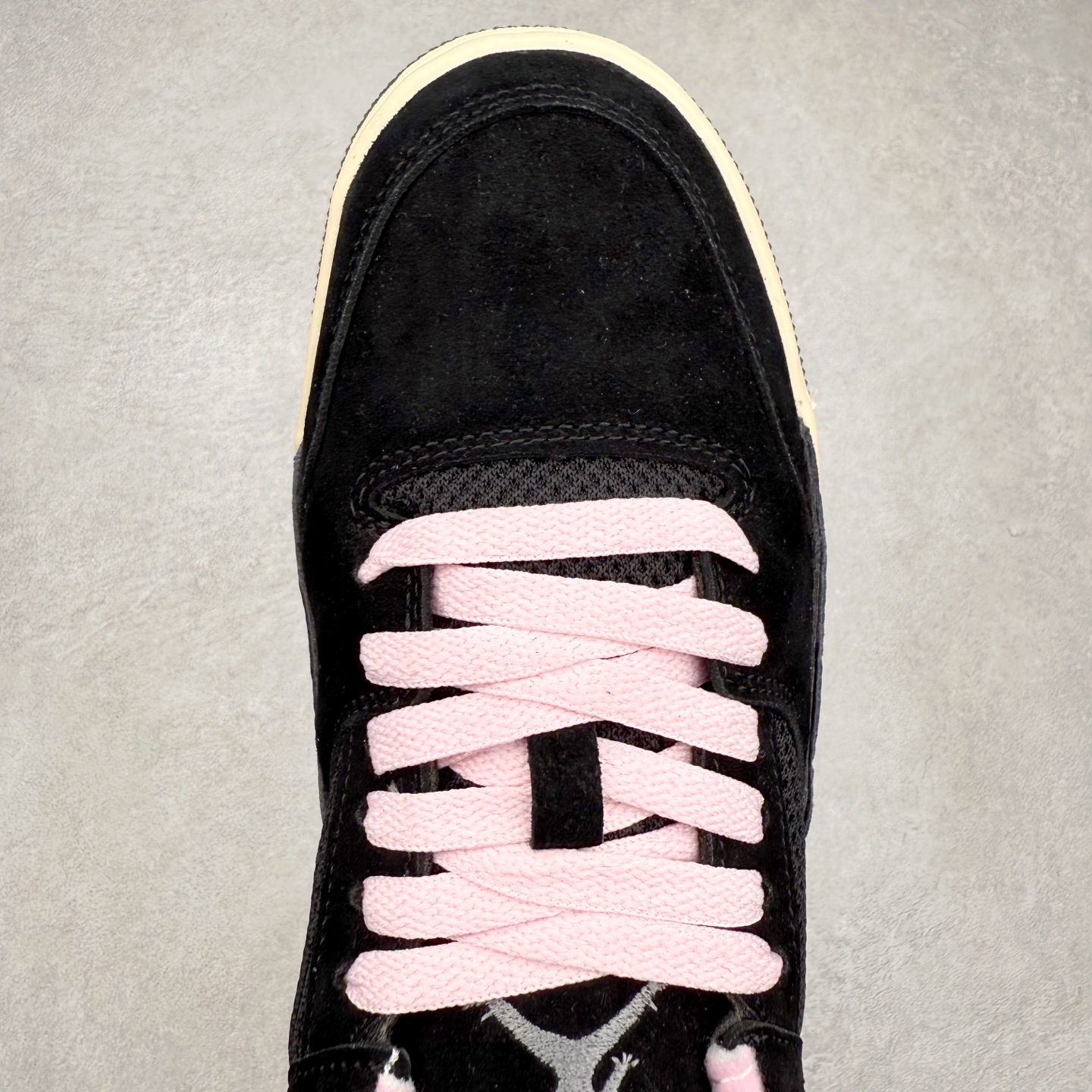 图片[4]-Air Jordan AJ Flight Court 乔丹低帮复古篮球鞋 设计简约又不失复古韵味鞋内的鞋垫柔软且有弹性 能够很好地缓冲落地时的冲击力鞋面的材质贴合脚部 鞋底的纹路设计合理 抓地力很强 尺码： 36 36.5 37.5 38 38.5 39 40 40.5 41 42 42.5 43 44 45 46 47 47.5-选品中心