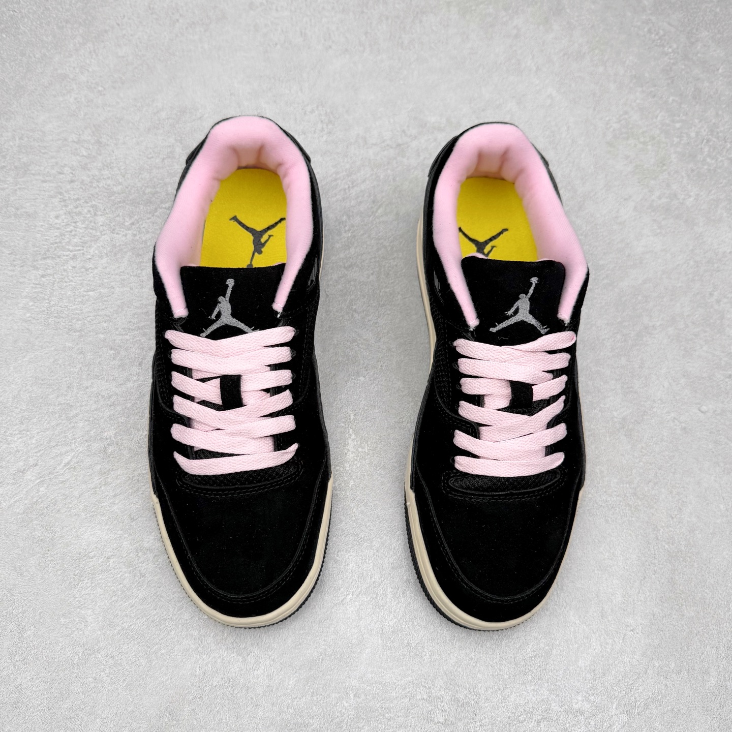 图片[2]-Air Jordan AJ Flight Court 乔丹低帮复古篮球鞋 设计简约又不失复古韵味鞋内的鞋垫柔软且有弹性 能够很好地缓冲落地时的冲击力鞋面的材质贴合脚部 鞋底的纹路设计合理 抓地力很强 尺码： 36 36.5 37.5 38 38.5 39 40 40.5 41 42 42.5 43 44 45 46 47 47.5-选品中心