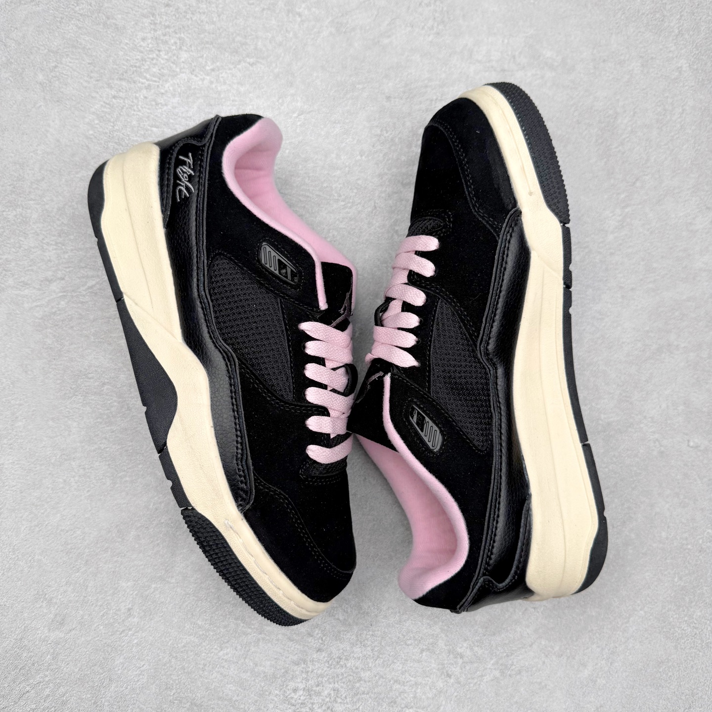 图片[3]-Air Jordan AJ Flight Court 乔丹低帮复古篮球鞋 设计简约又不失复古韵味鞋内的鞋垫柔软且有弹性 能够很好地缓冲落地时的冲击力鞋面的材质贴合脚部 鞋底的纹路设计合理 抓地力很强 尺码： 36 36.5 37.5 38 38.5 39 40 40.5 41 42 42.5 43 44 45 46 47 47.5-选品中心