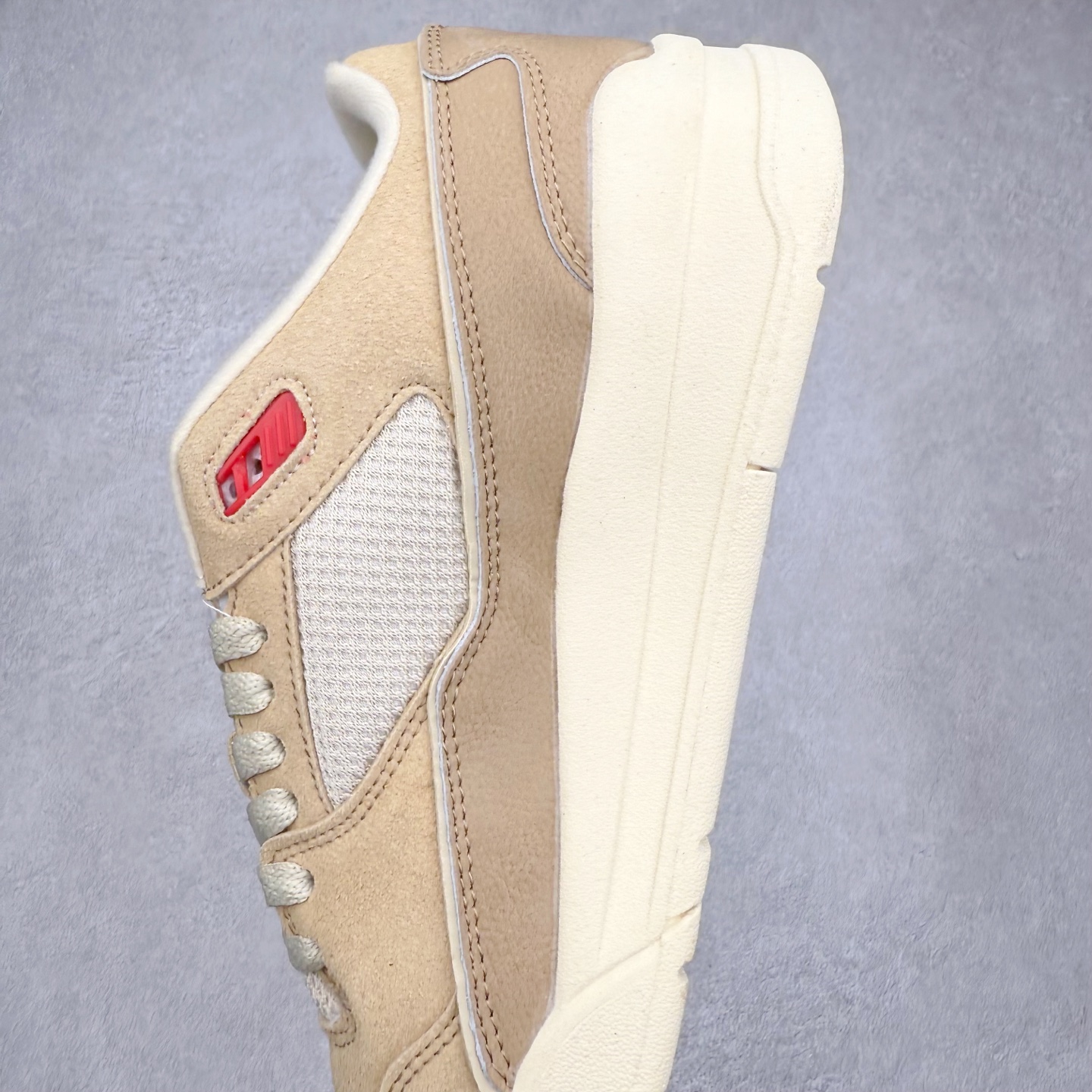 图片[7]-Air Jordan AJ Flight Court 乔丹低帮复古篮球鞋 设计简约又不失复古韵味鞋内的鞋垫柔软且有弹性 能够很好地缓冲落地时的冲击力鞋面的材质贴合脚部 鞋底的纹路设计合理 抓地力很强 尺码： 36 36.5 37.5 38 38.5 39 40 40.5 41 42 42.5 43 44 45 46 47 47.5-选品中心