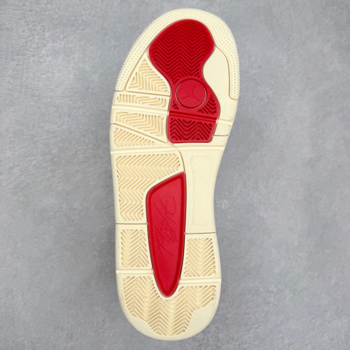 图片[9]-Air Jordan AJ Flight Court 乔丹低帮复古篮球鞋 设计简约又不失复古韵味鞋内的鞋垫柔软且有弹性 能够很好地缓冲落地时的冲击力鞋面的材质贴合脚部 鞋底的纹路设计合理 抓地力很强 尺码： 36 36.5 37.5 38 38.5 39 40 40.5 41 42 42.5 43 44 45 46 47 47.5-选品中心