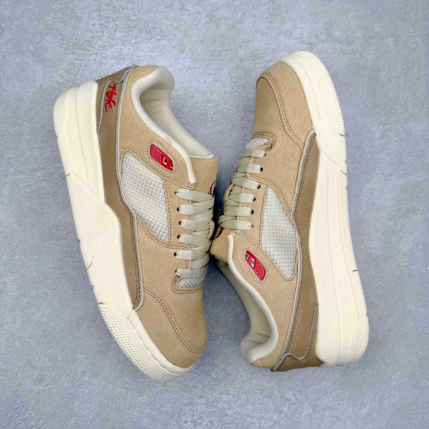 图片[3]-Air Jordan AJ Flight Court 乔丹低帮复古篮球鞋 设计简约又不失复古韵味鞋内的鞋垫柔软且有弹性 能够很好地缓冲落地时的冲击力鞋面的材质贴合脚部 鞋底的纹路设计合理 抓地力很强 尺码： 36 36.5 37.5 38 38.5 39 40 40.5 41 42 42.5 43 44 45 46 47 47.5-选品中心