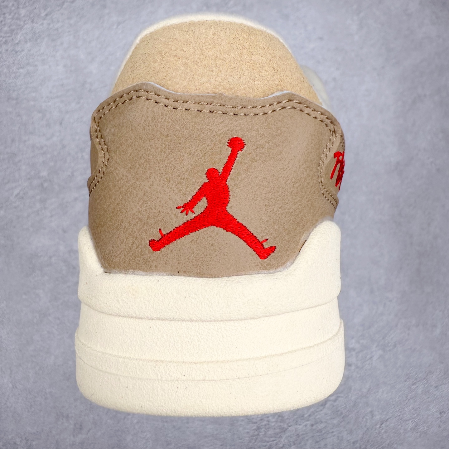 图片[8]-Air Jordan AJ Flight Court 乔丹低帮复古篮球鞋 设计简约又不失复古韵味鞋内的鞋垫柔软且有弹性 能够很好地缓冲落地时的冲击力鞋面的材质贴合脚部 鞋底的纹路设计合理 抓地力很强 尺码： 36 36.5 37.5 38 38.5 39 40 40.5 41 42 42.5 43 44 45 46 47 47.5-选品中心