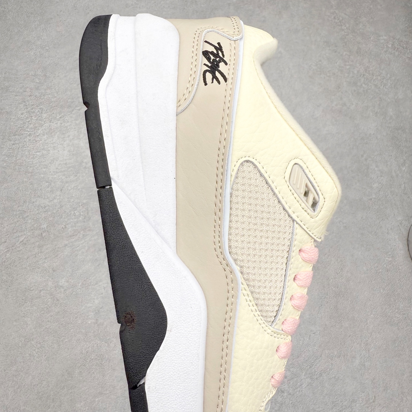 图片[6]-Air Jordan AJ Flight Court 乔丹低帮复古篮球鞋 设计简约又不失复古韵味鞋内的鞋垫柔软且有弹性 能够很好地缓冲落地时的冲击力鞋面的材质贴合脚部 鞋底的纹路设计合理 抓地力很强 尺码： 36 36.5 37.5 38 38.5 39 40 40.5 41 42 42.5 43 44 45 46 47 47.5-选品中心