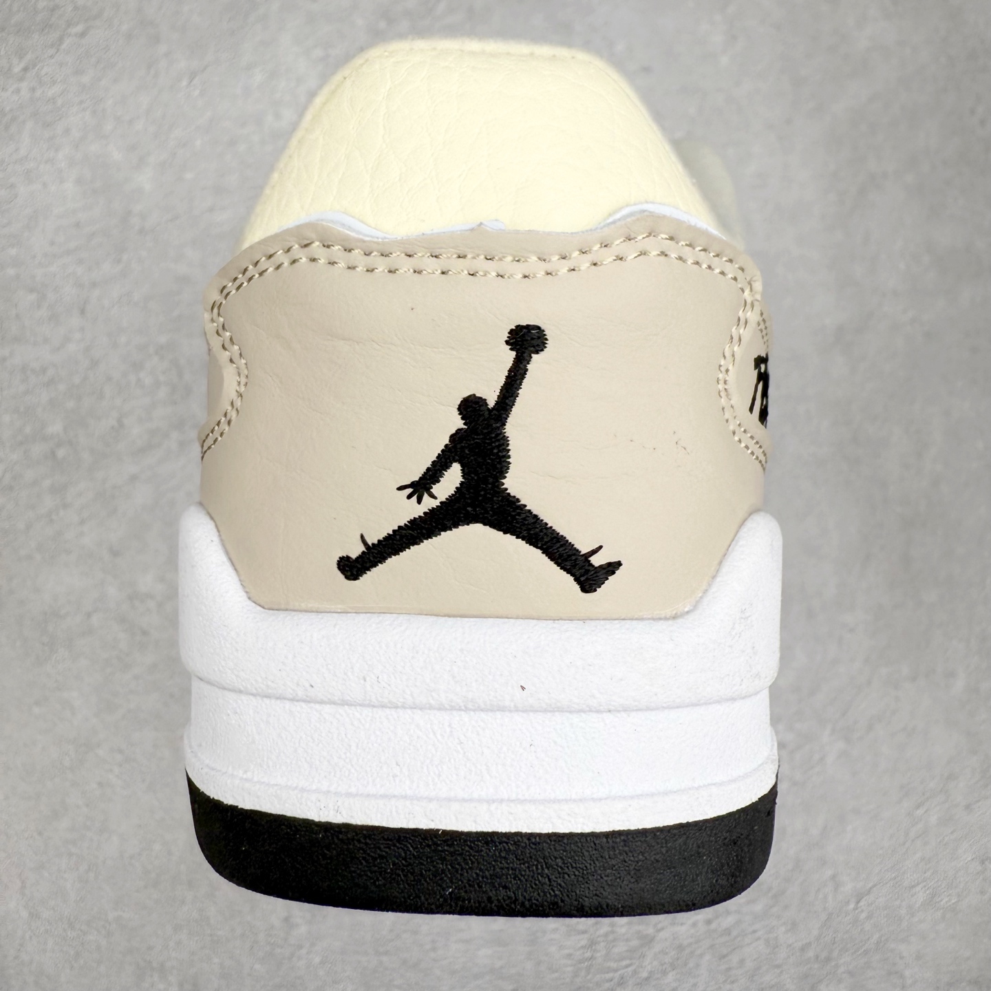 图片[8]-Air Jordan AJ Flight Court 乔丹低帮复古篮球鞋 设计简约又不失复古韵味鞋内的鞋垫柔软且有弹性 能够很好地缓冲落地时的冲击力鞋面的材质贴合脚部 鞋底的纹路设计合理 抓地力很强 尺码： 36 36.5 37.5 38 38.5 39 40 40.5 41 42 42.5 43 44 45 46 47 47.5-选品中心