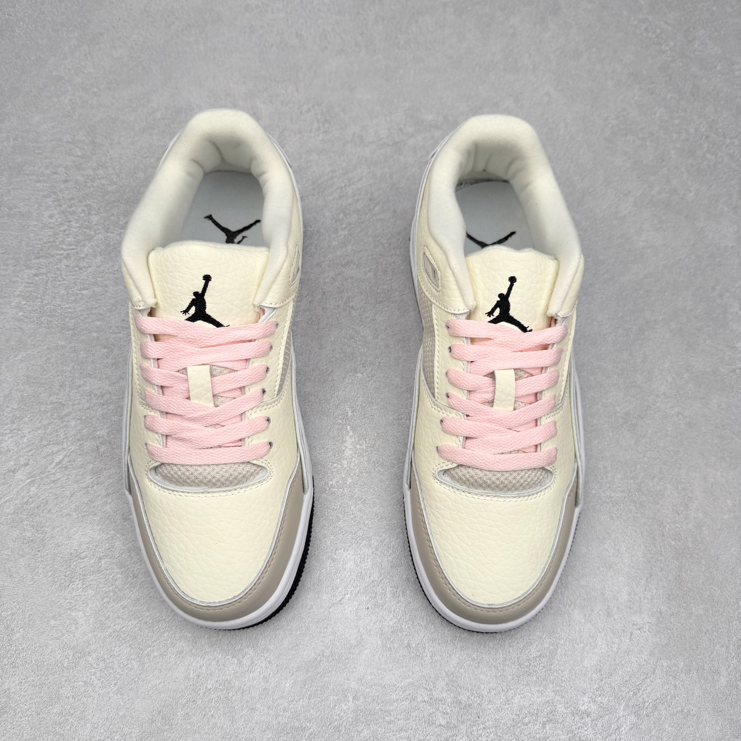 图片[2]-Air Jordan AJ Flight Court 乔丹低帮复古篮球鞋 设计简约又不失复古韵味鞋内的鞋垫柔软且有弹性 能够很好地缓冲落地时的冲击力鞋面的材质贴合脚部 鞋底的纹路设计合理 抓地力很强 尺码： 36 36.5 37.5 38 38.5 39 40 40.5 41 42 42.5 43 44 45 46 47 47.5-选品中心