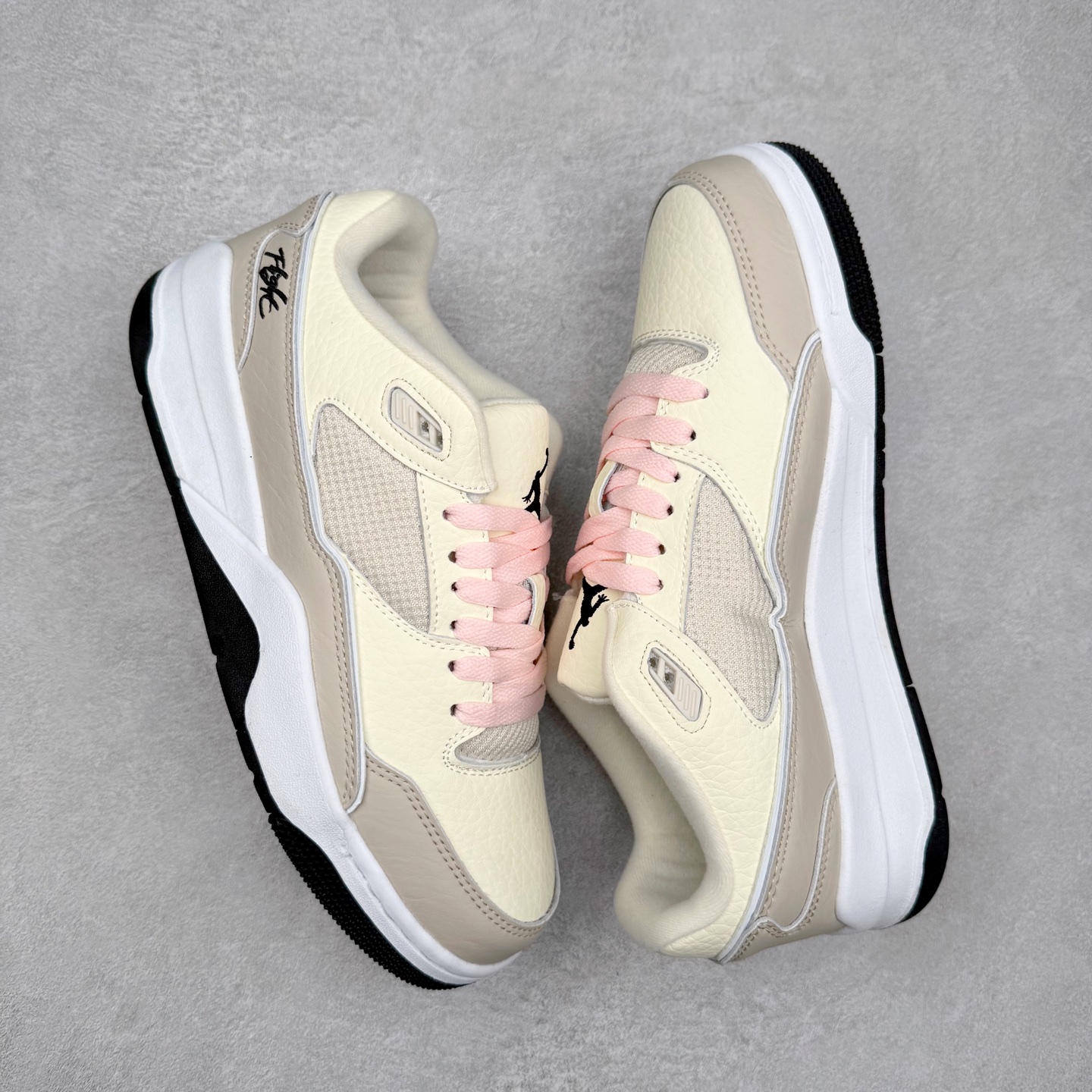 图片[3]-Air Jordan AJ Flight Court 乔丹低帮复古篮球鞋 设计简约又不失复古韵味鞋内的鞋垫柔软且有弹性 能够很好地缓冲落地时的冲击力鞋面的材质贴合脚部 鞋底的纹路设计合理 抓地力很强 尺码： 36 36.5 37.5 38 38.5 39 40 40.5 41 42 42.5 43 44 45 46 47 47.5-选品中心