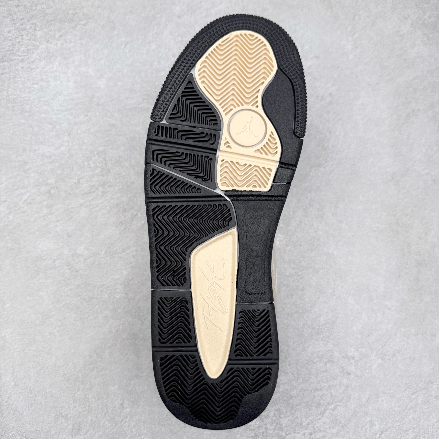 图片[9]-Air Jordan AJ Flight Court 乔丹低帮复古篮球鞋 设计简约又不失复古韵味鞋内的鞋垫柔软且有弹性 能够很好地缓冲落地时的冲击力鞋面的材质贴合脚部 鞋底的纹路设计合理 抓地力很强 尺码： 36 36.5 37.5 38 38.5 39 40 40.5 41 42 42.5 43 44 45 46 47 47.5-选品中心