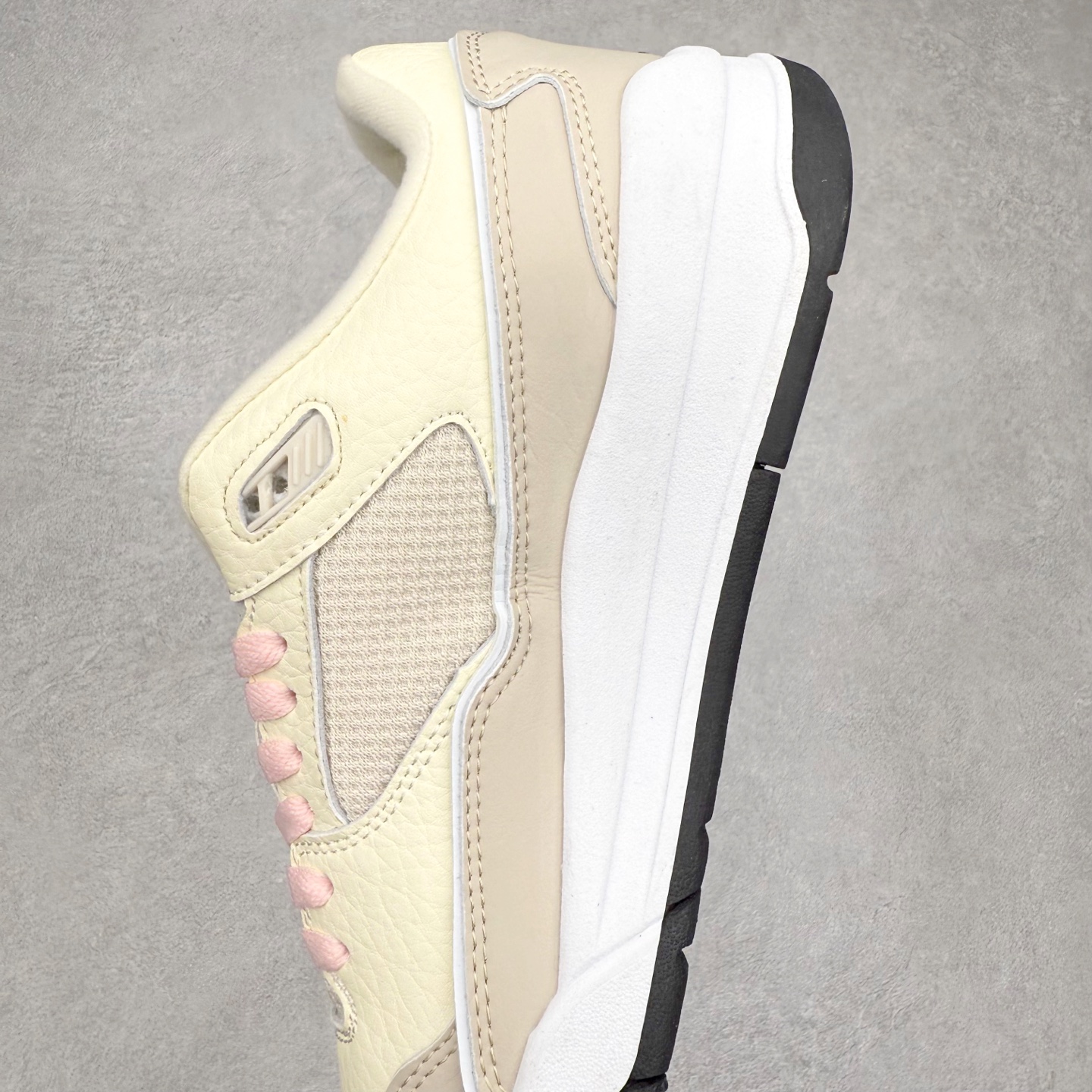 图片[7]-Air Jordan AJ Flight Court 乔丹低帮复古篮球鞋 设计简约又不失复古韵味鞋内的鞋垫柔软且有弹性 能够很好地缓冲落地时的冲击力鞋面的材质贴合脚部 鞋底的纹路设计合理 抓地力很强 尺码： 36 36.5 37.5 38 38.5 39 40 40.5 41 42 42.5 43 44 45 46 47 47.5-选品中心