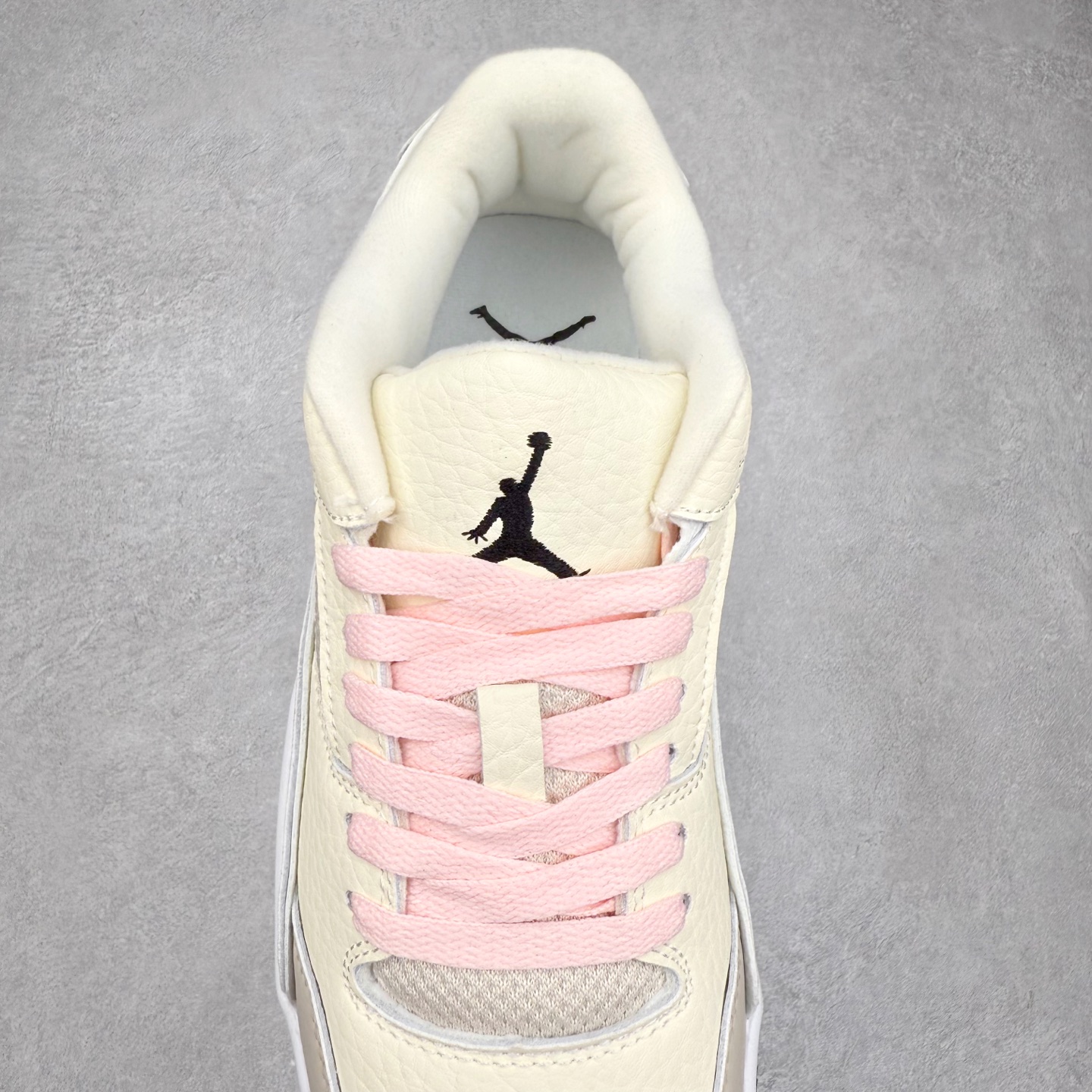 图片[5]-Air Jordan AJ Flight Court 乔丹低帮复古篮球鞋 设计简约又不失复古韵味鞋内的鞋垫柔软且有弹性 能够很好地缓冲落地时的冲击力鞋面的材质贴合脚部 鞋底的纹路设计合理 抓地力很强 尺码： 36 36.5 37.5 38 38.5 39 40 40.5 41 42 42.5 43 44 45 46 47 47.5-选品中心