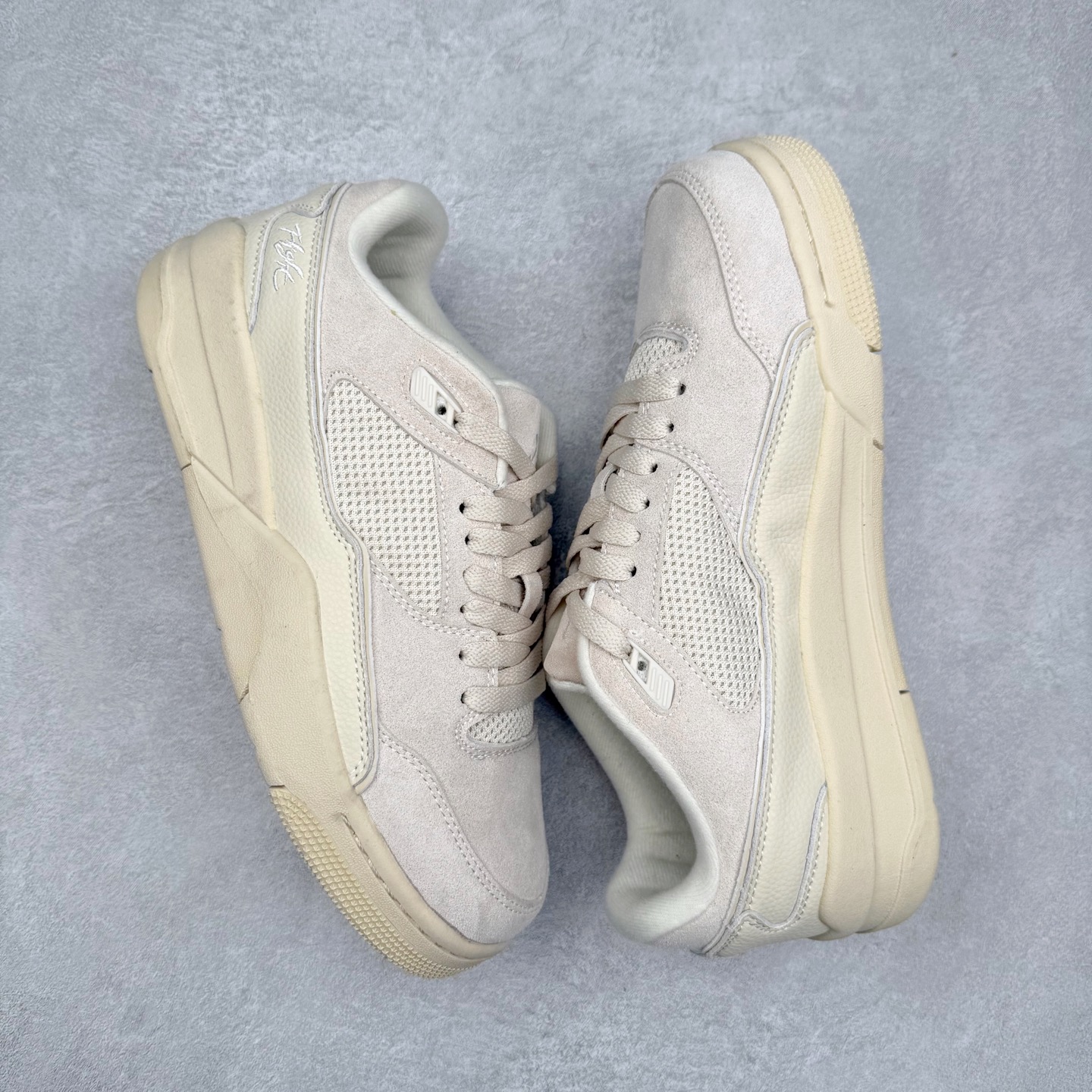 图片[3]-Air Jordan AJ Flight Court 乔丹低帮复古篮球鞋 设计简约又不失复古韵味鞋内的鞋垫柔软且有弹性 能够很好地缓冲落地时的冲击力鞋面的材质贴合脚部 鞋底的纹路设计合理 抓地力很强 尺码： 36 36.5 37.5 38 38.5 39 40 40.5 41 42 42.5 43 44 45 46 47 47.5-选品中心