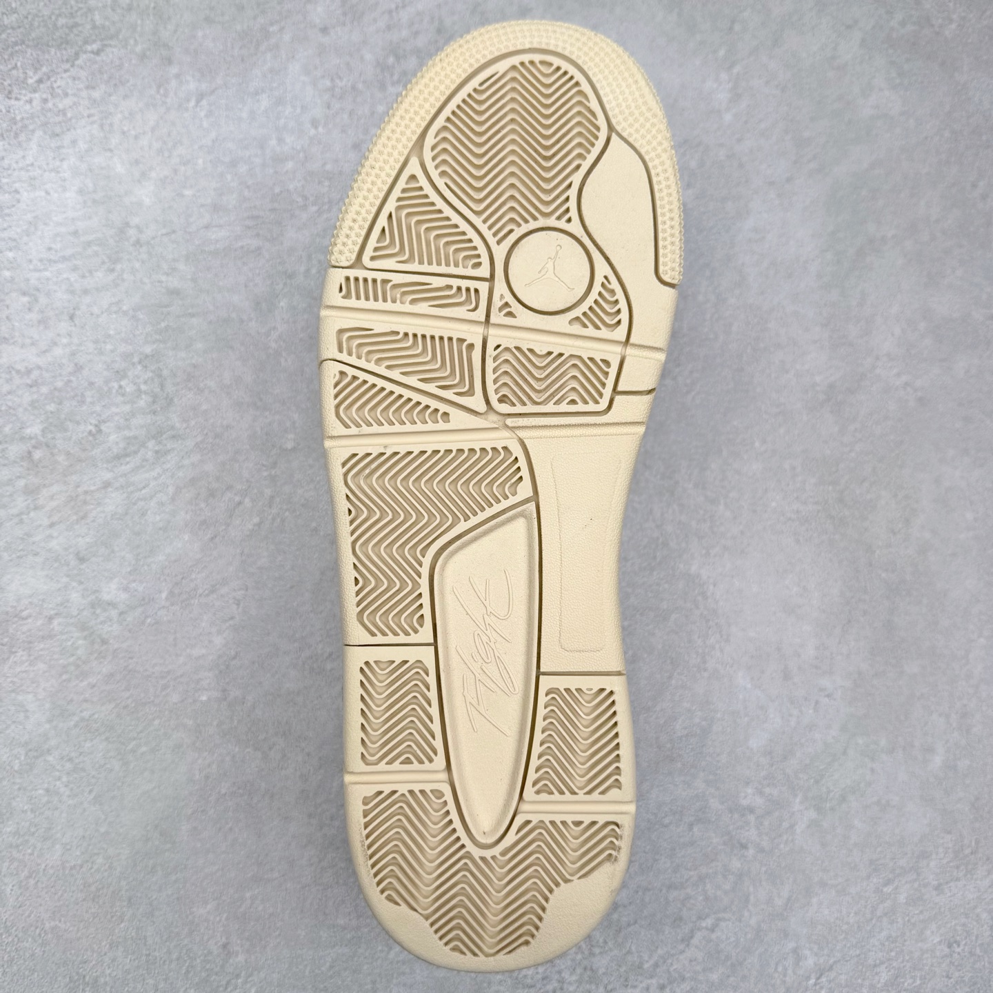 图片[9]-Air Jordan AJ Flight Court 乔丹低帮复古篮球鞋 设计简约又不失复古韵味鞋内的鞋垫柔软且有弹性 能够很好地缓冲落地时的冲击力鞋面的材质贴合脚部 鞋底的纹路设计合理 抓地力很强 尺码： 36 36.5 37.5 38 38.5 39 40 40.5 41 42 42.5 43 44 45 46 47 47.5-选品中心