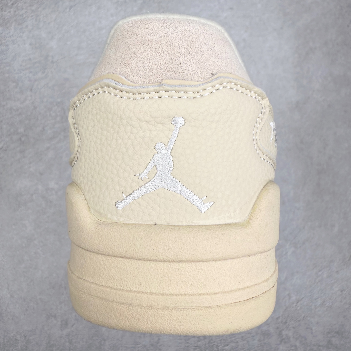 图片[8]-Air Jordan AJ Flight Court 乔丹低帮复古篮球鞋 设计简约又不失复古韵味鞋内的鞋垫柔软且有弹性 能够很好地缓冲落地时的冲击力鞋面的材质贴合脚部 鞋底的纹路设计合理 抓地力很强 尺码： 36 36.5 37.5 38 38.5 39 40 40.5 41 42 42.5 43 44 45 46 47 47.5-选品中心